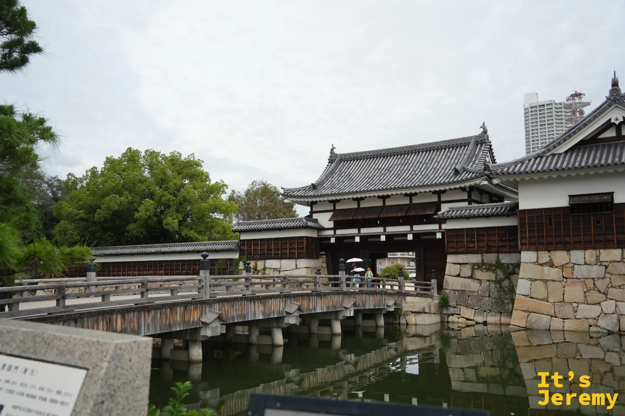 表御門與護城河，城門和石垣倒映在平靜的水面