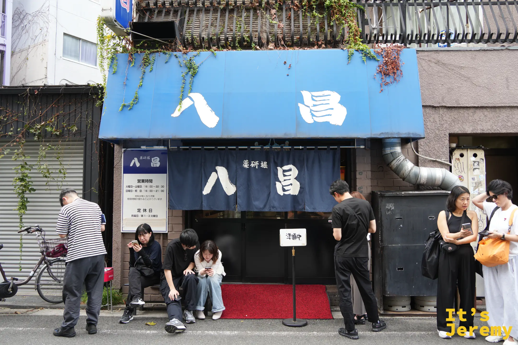 開門時間還沒到，八昌門口已經擠滿等待的客人