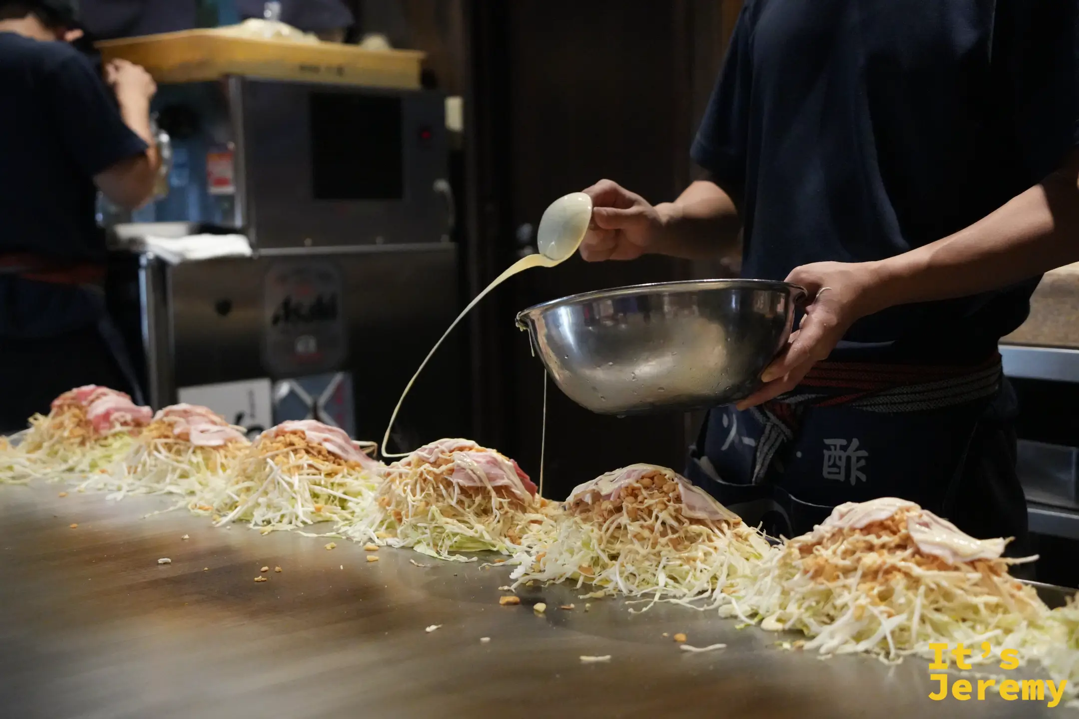 鐵板上多份正在製作中的廣島燒