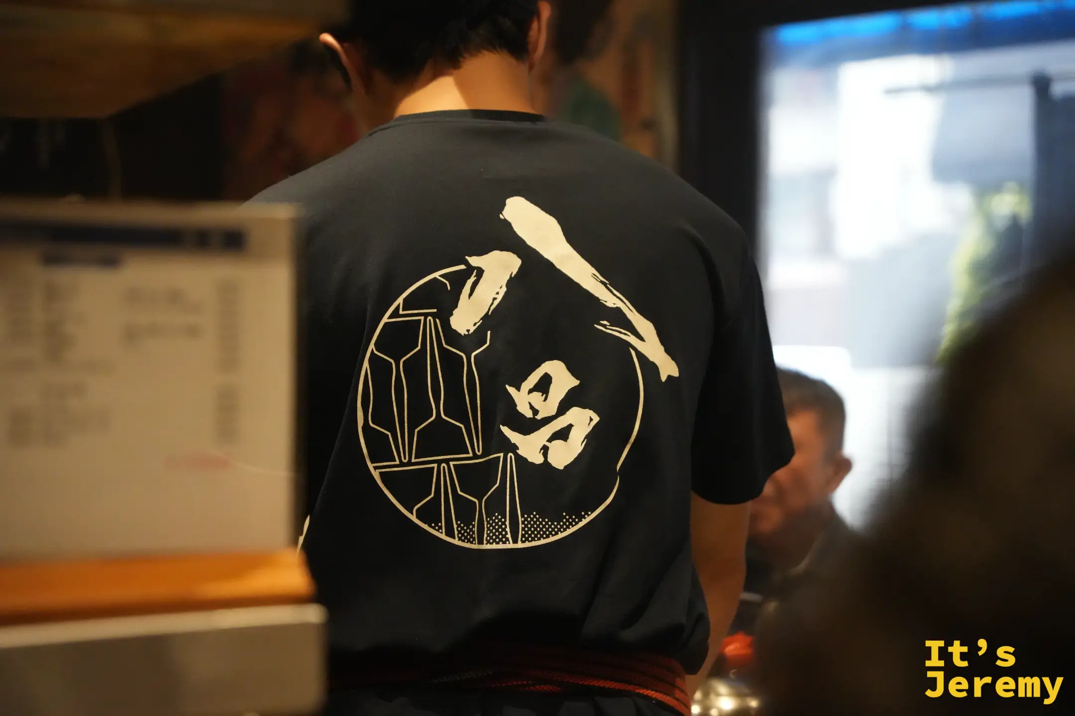 店員制服背面印著大大的「八昌」二字