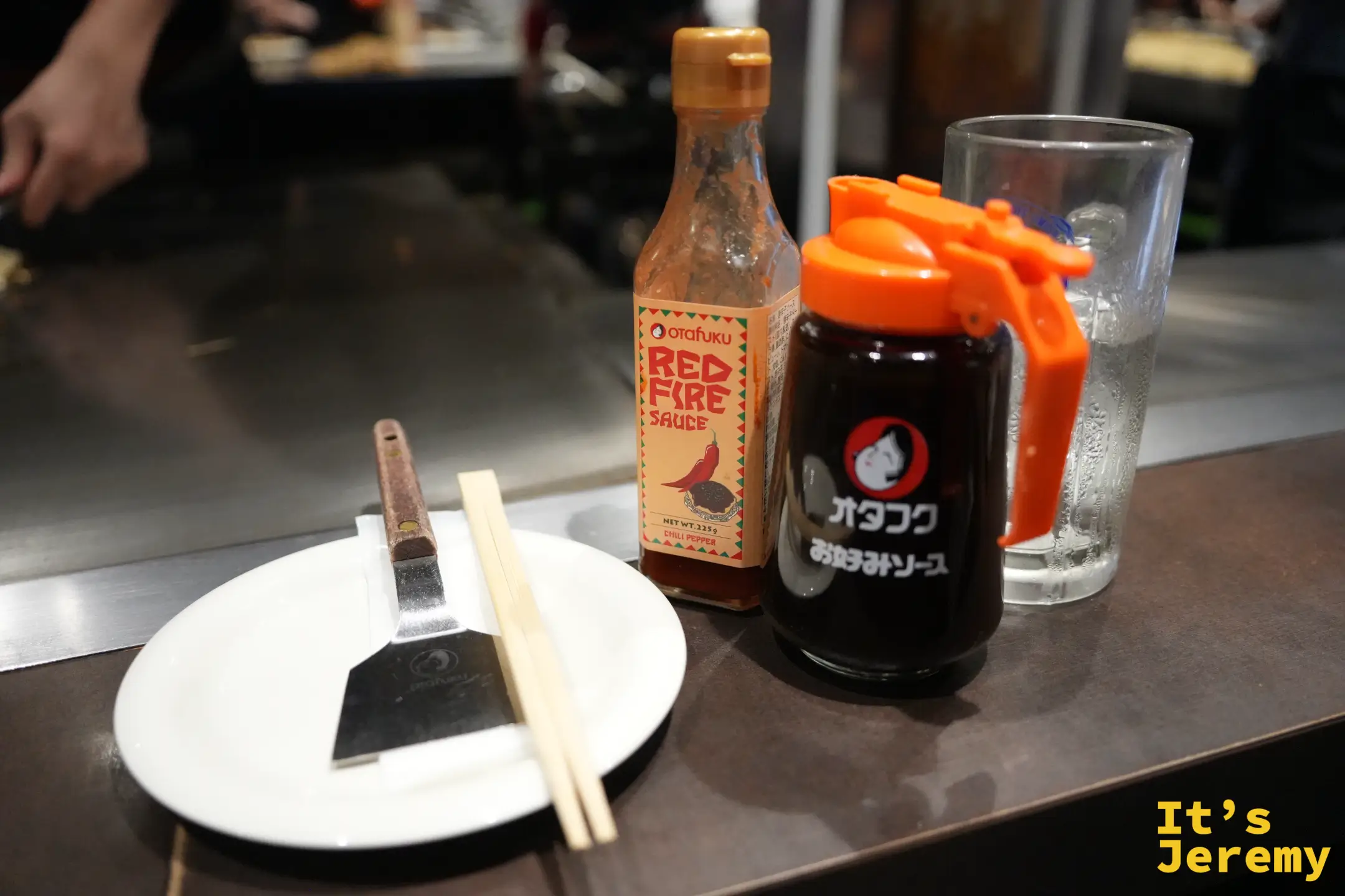 小鏟子餐具與桌上的廣島燒醬、辣醬