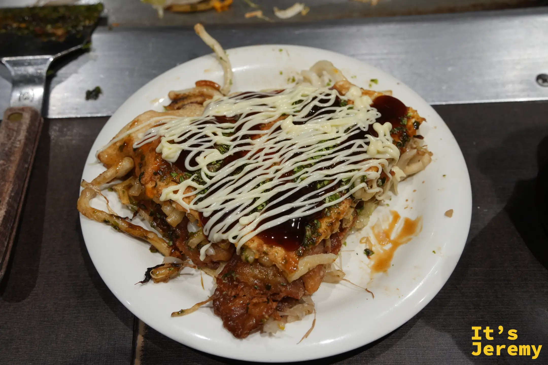 淋上更多醬料後的廣島燒