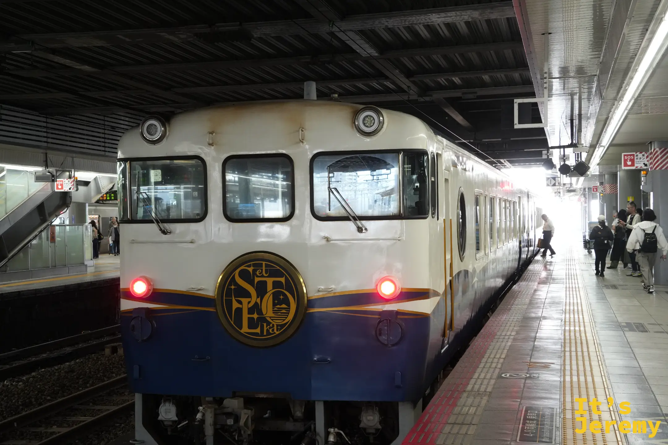 etSETOra 觀光列車車頭停在廣島站月台等著旅客