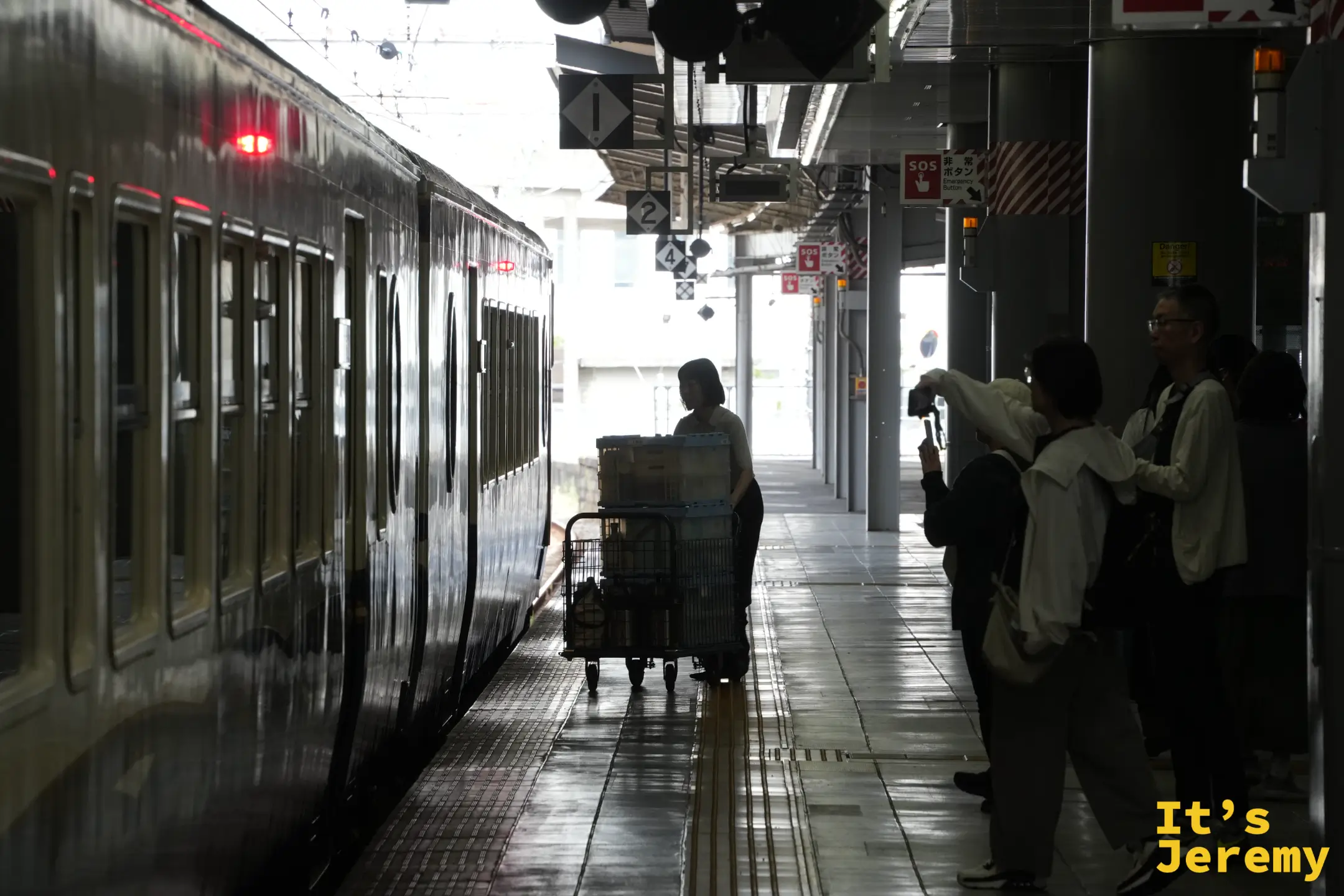 工作人員正把物資送上 etSETOra 觀光列車