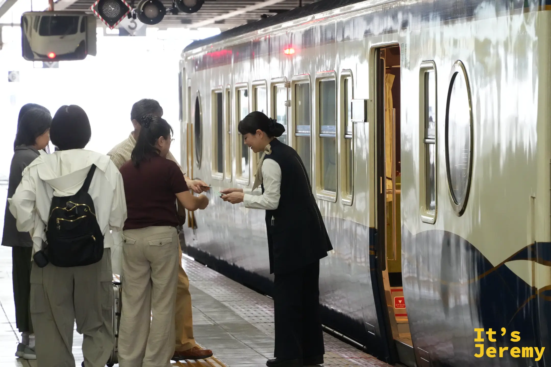 工作人員正在幫旅客驗票上車