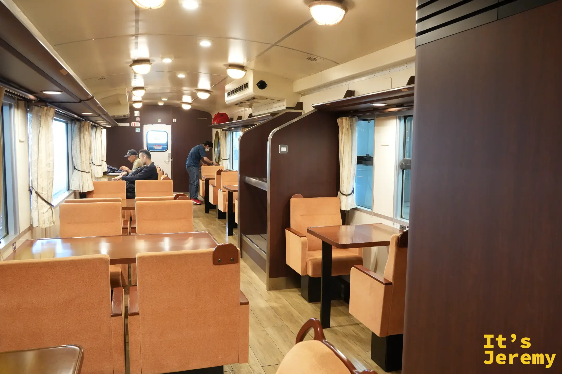 etSETOra 觀光列車車廂內部