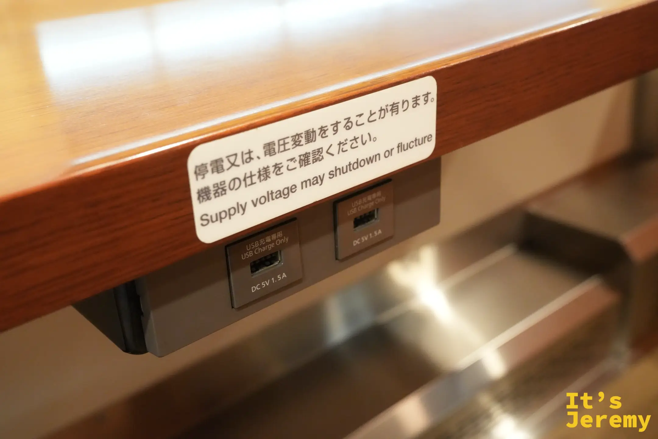 etSETOra 觀光列車車廂設有 USB 充電孔