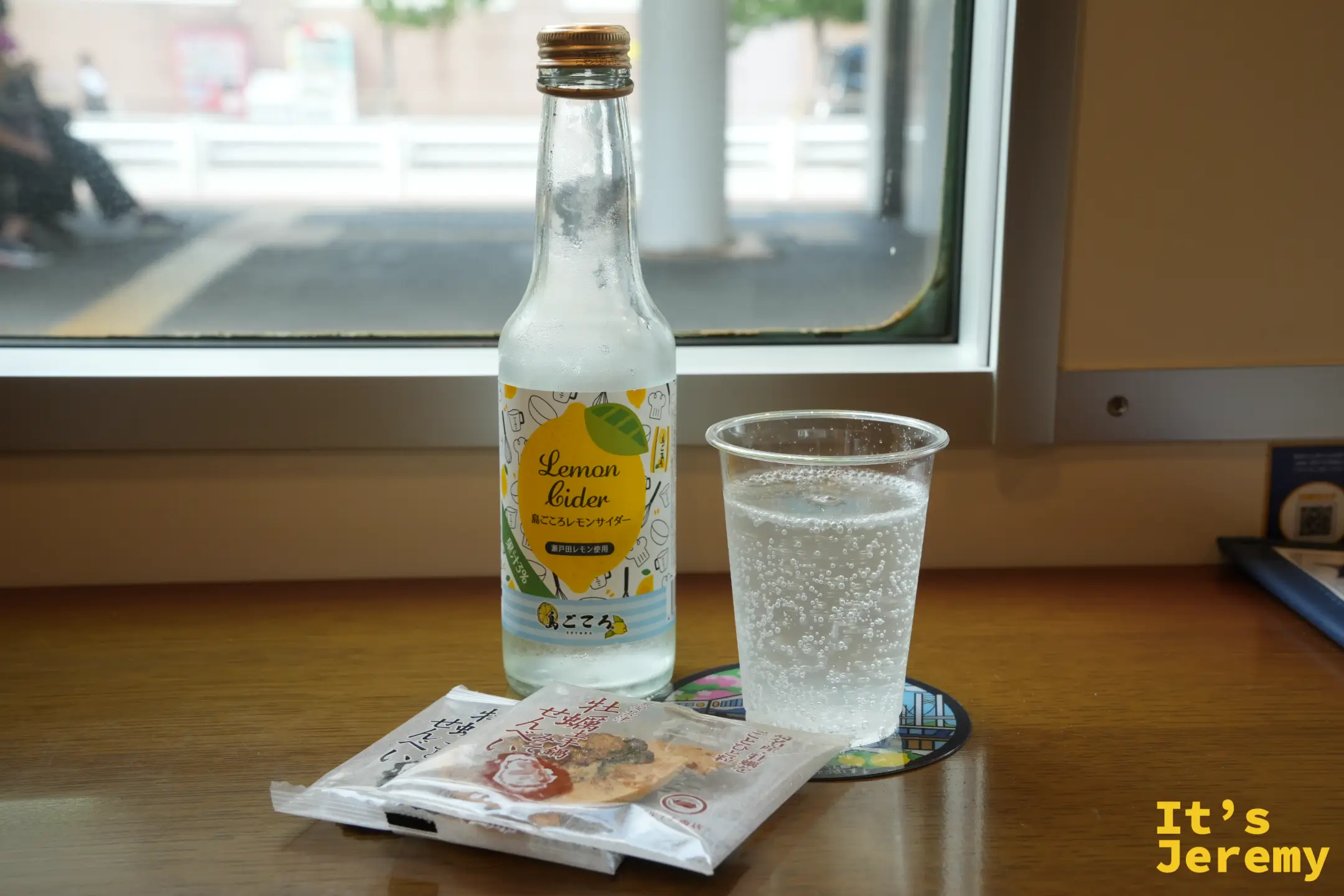 etSETOra 觀光列車上購買的檸檬汽水與自帶的牡蠣仙貝