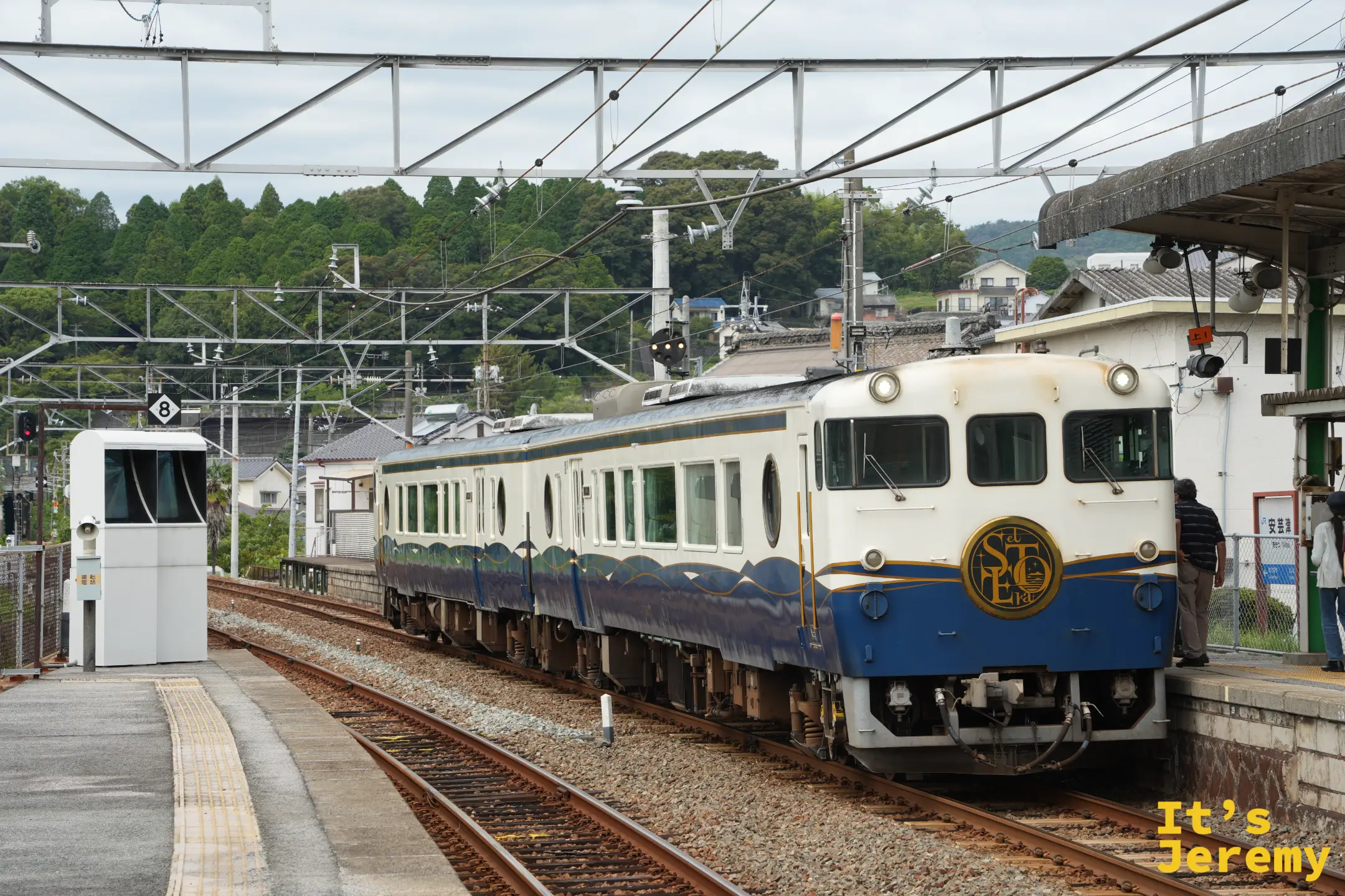 etSETOra 觀光列車停靠安芸津站全景