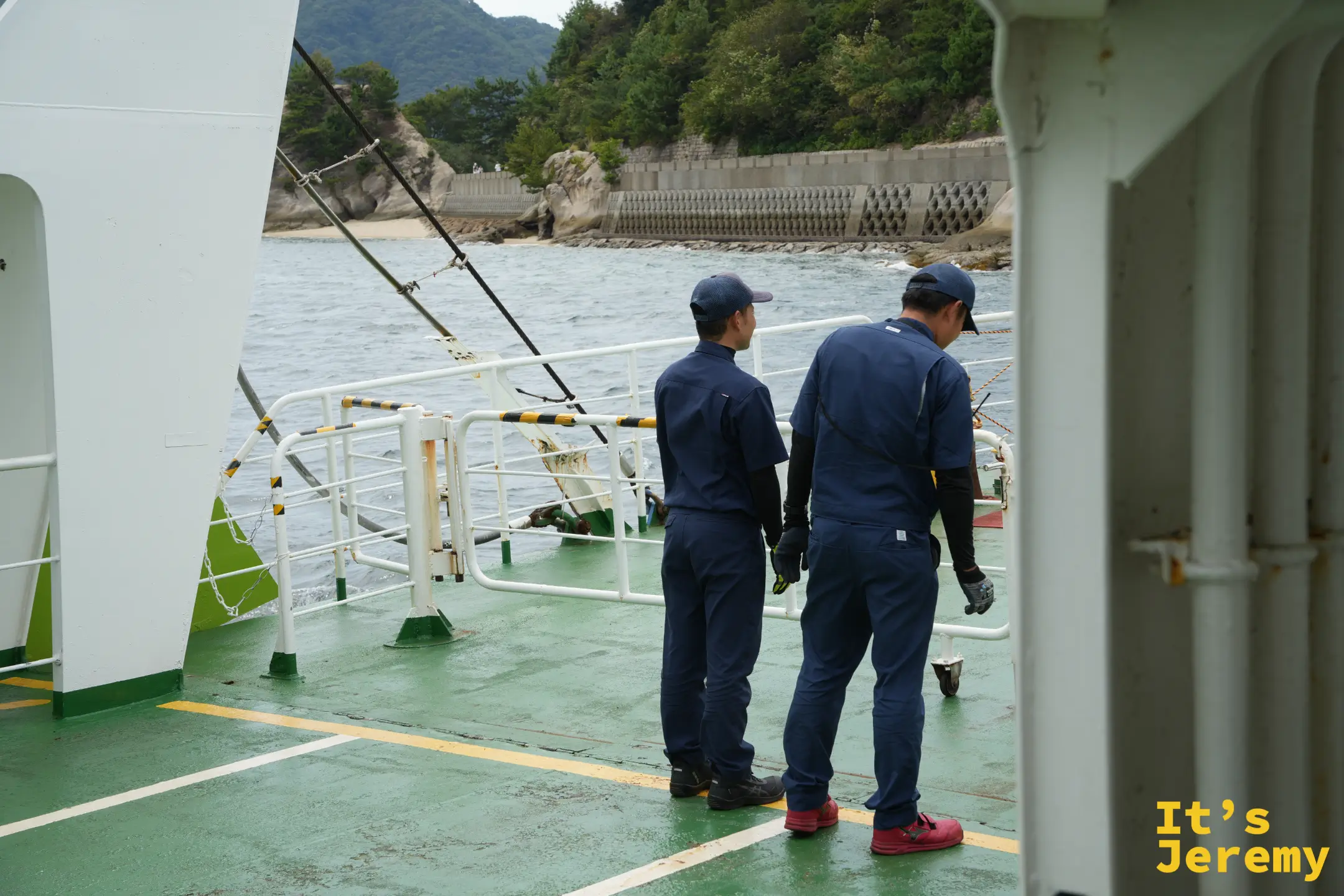 站在船頭準備靠岸作業的船員
