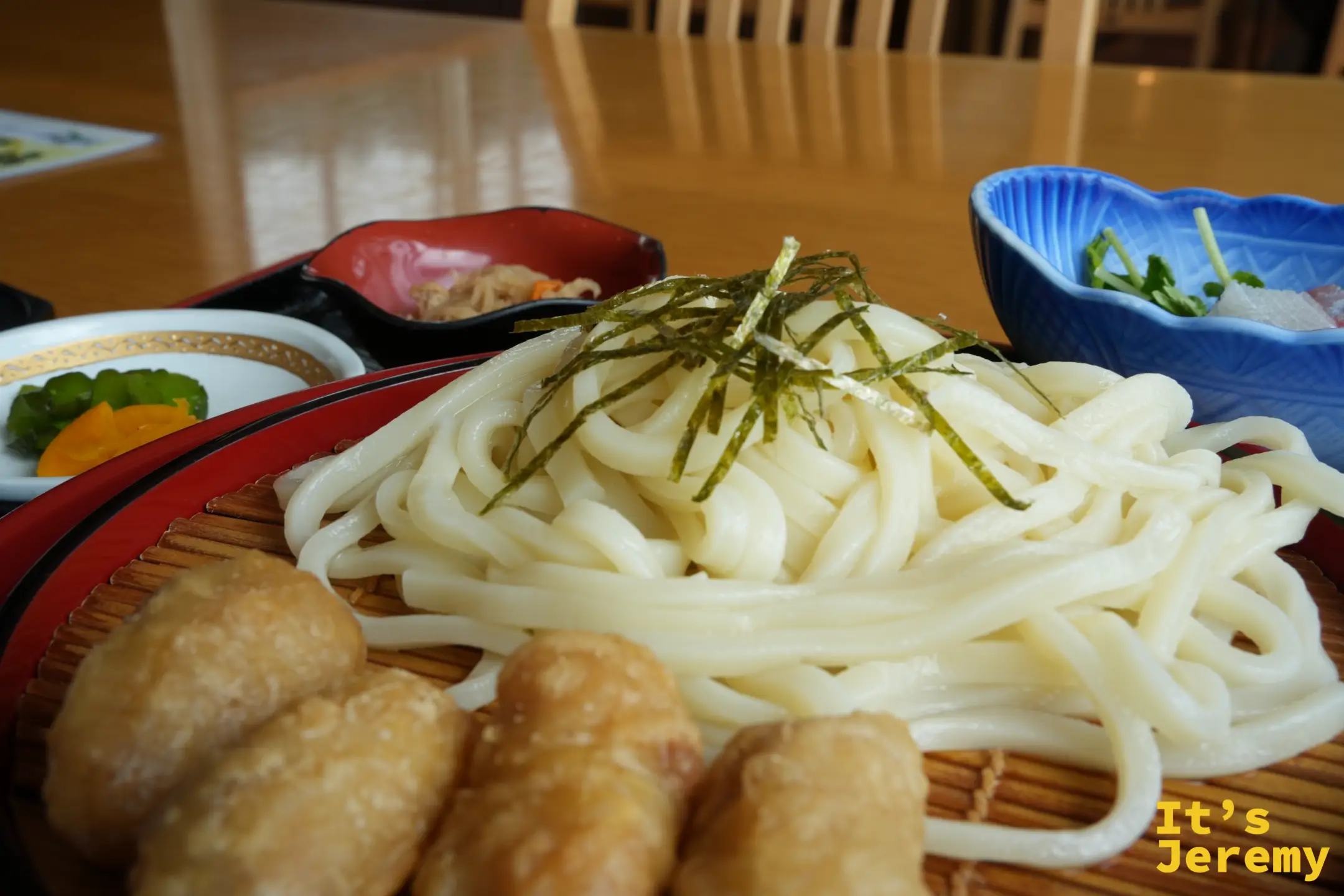 章魚天婦羅涼麵定食的烏龍麵近拍