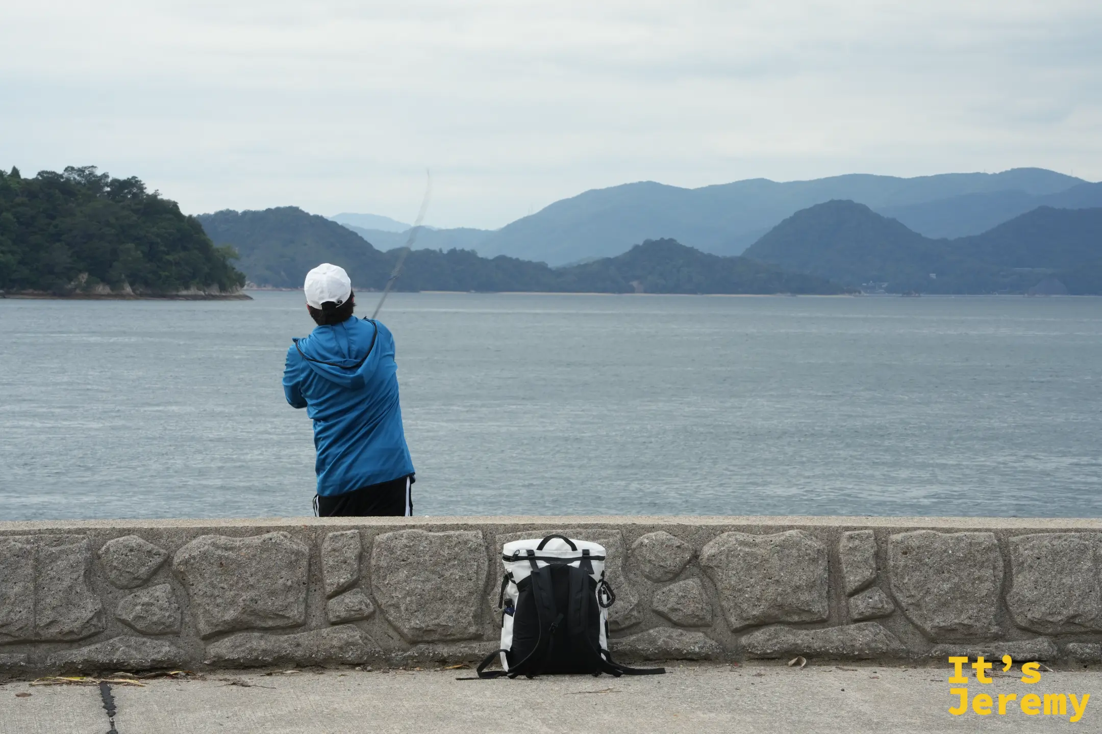 海岸邊正在釣魚的遊客