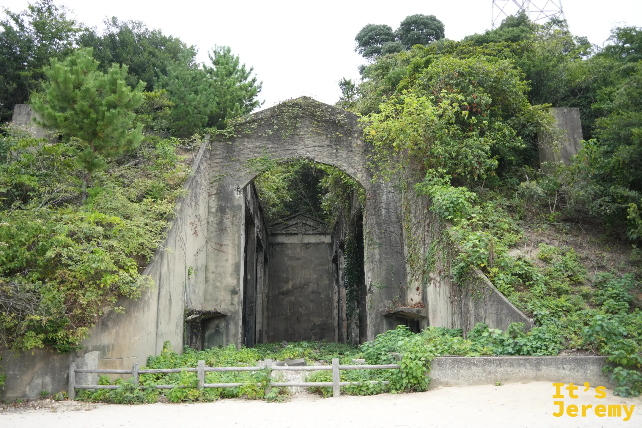 長浦毒氣貯藏庫遺跡正面