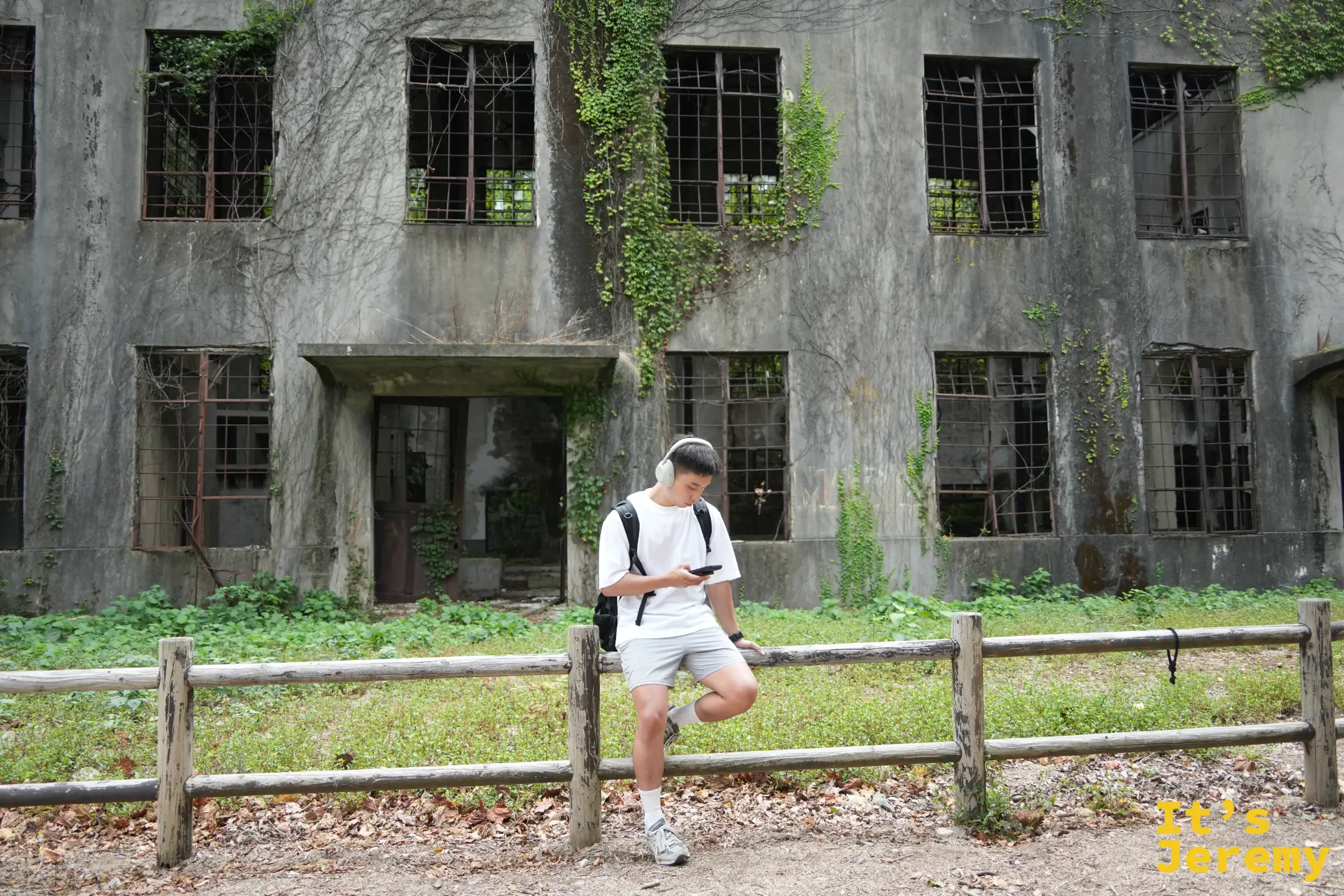 Jeremy 與發電所遺跡合影