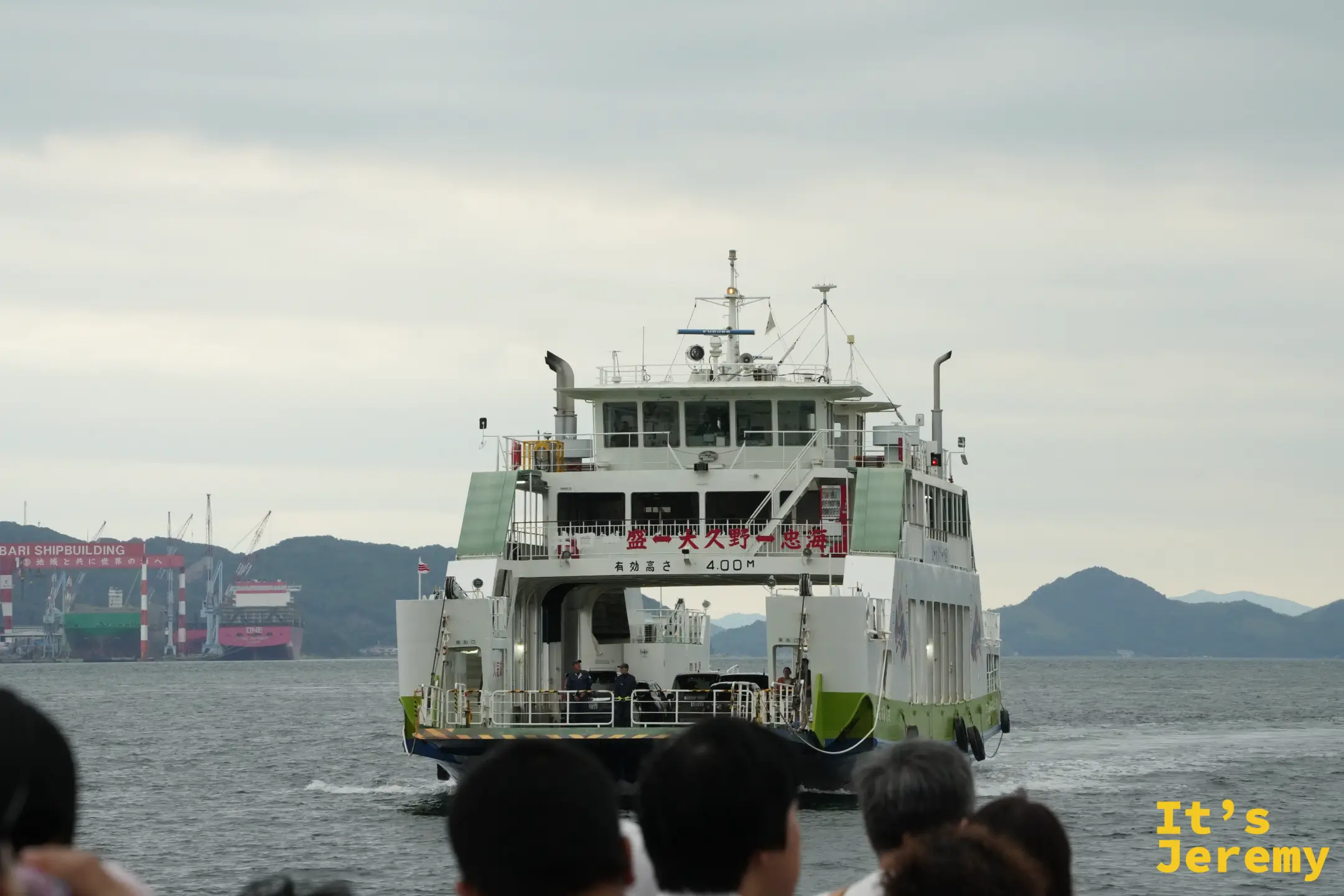 船慢慢駛入忠海港