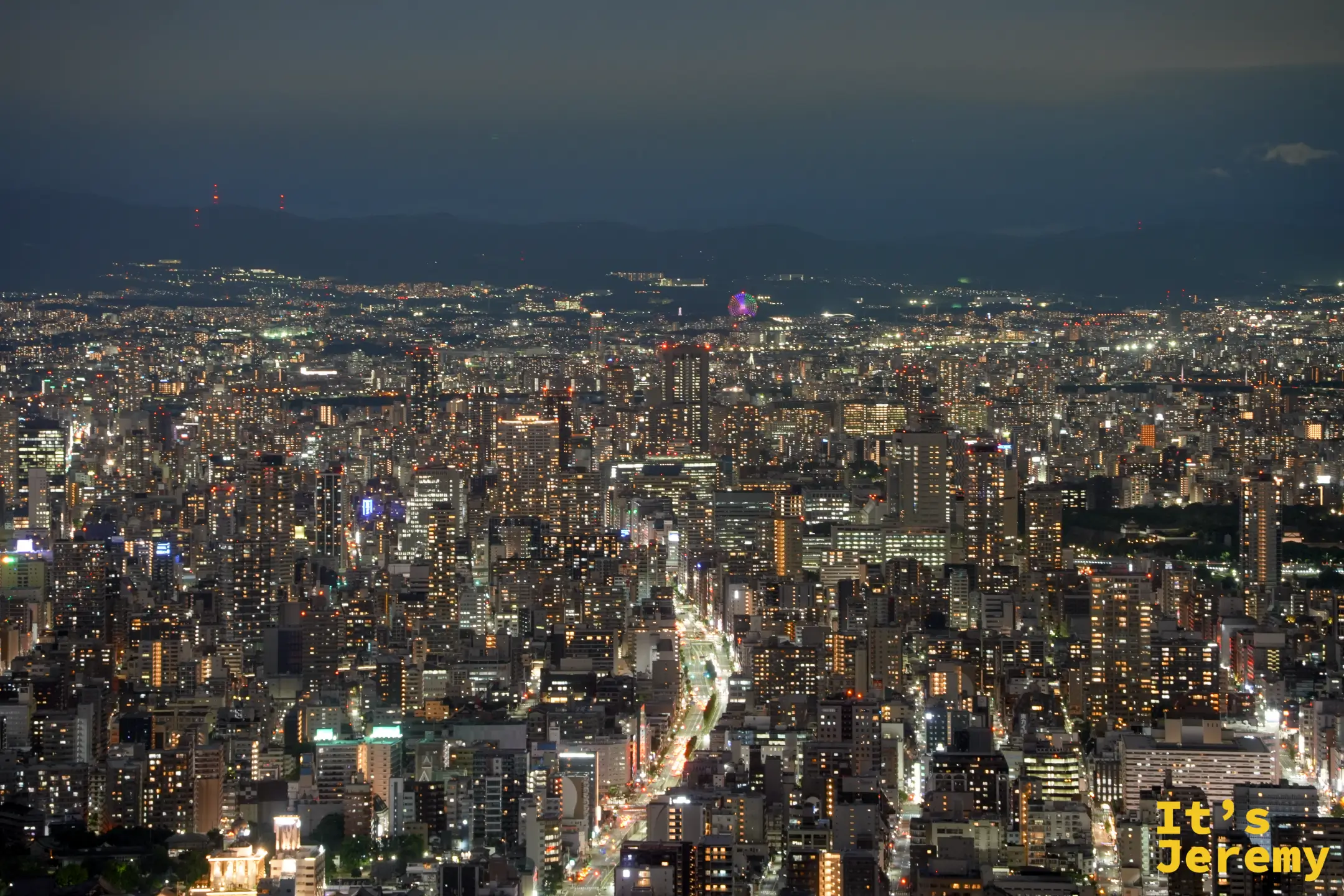 大阪夜景，遠方可見亮燈的摩天輪