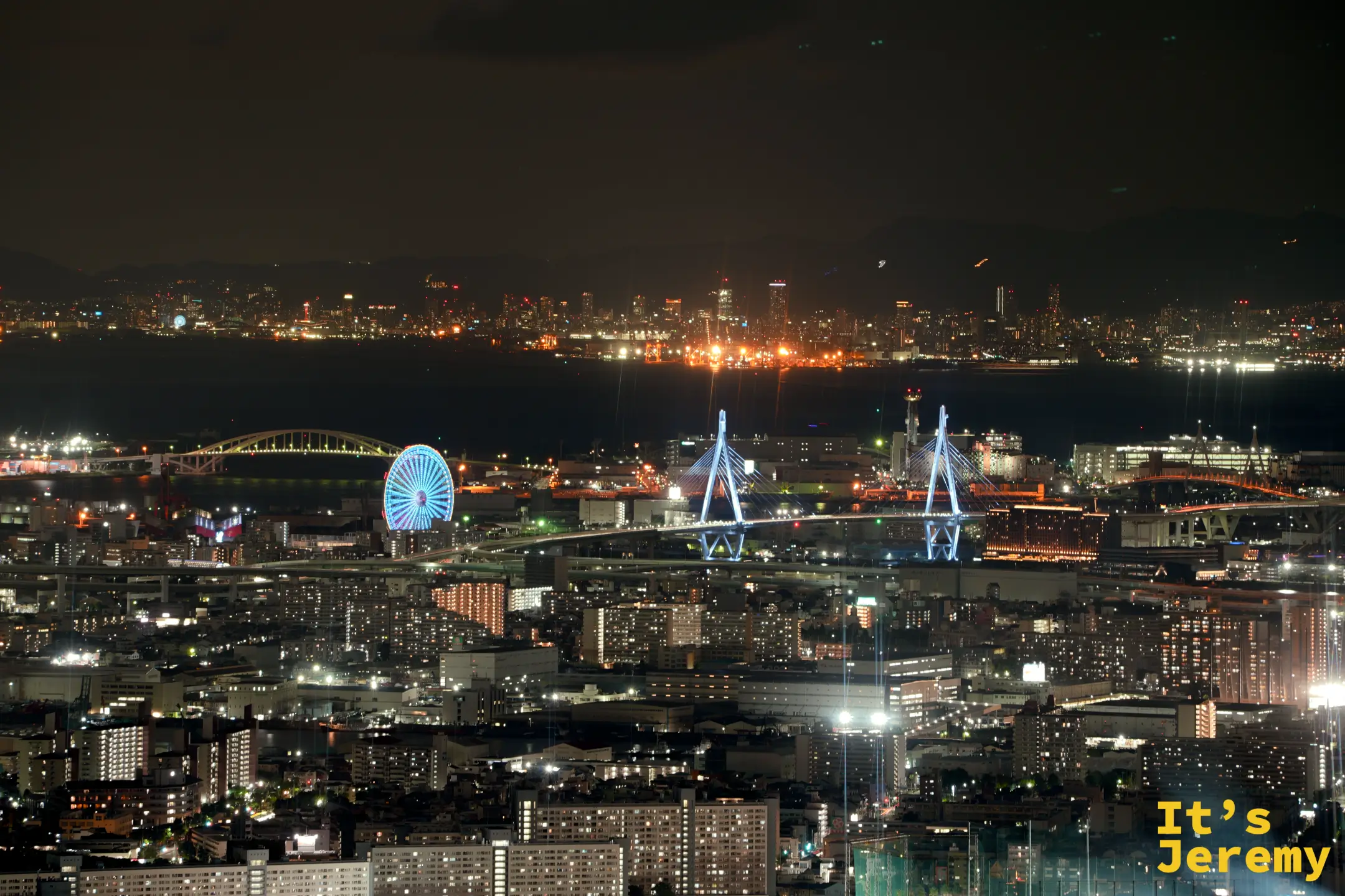 夜晚的天保山，亮燈的天保山大觀覽車與天保山大橋