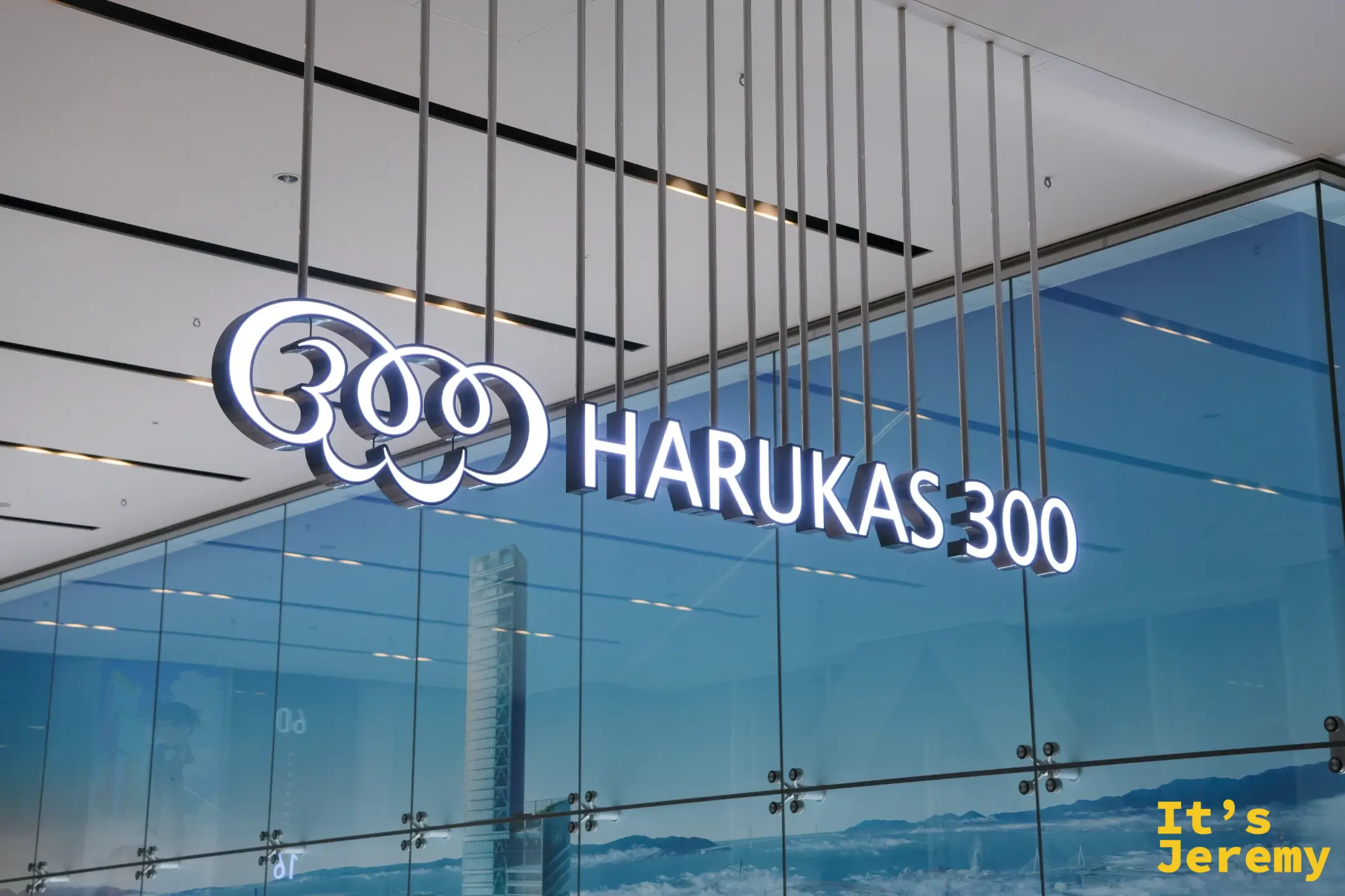 HARUKAS 300 的立體招牌與後方玻璃牆