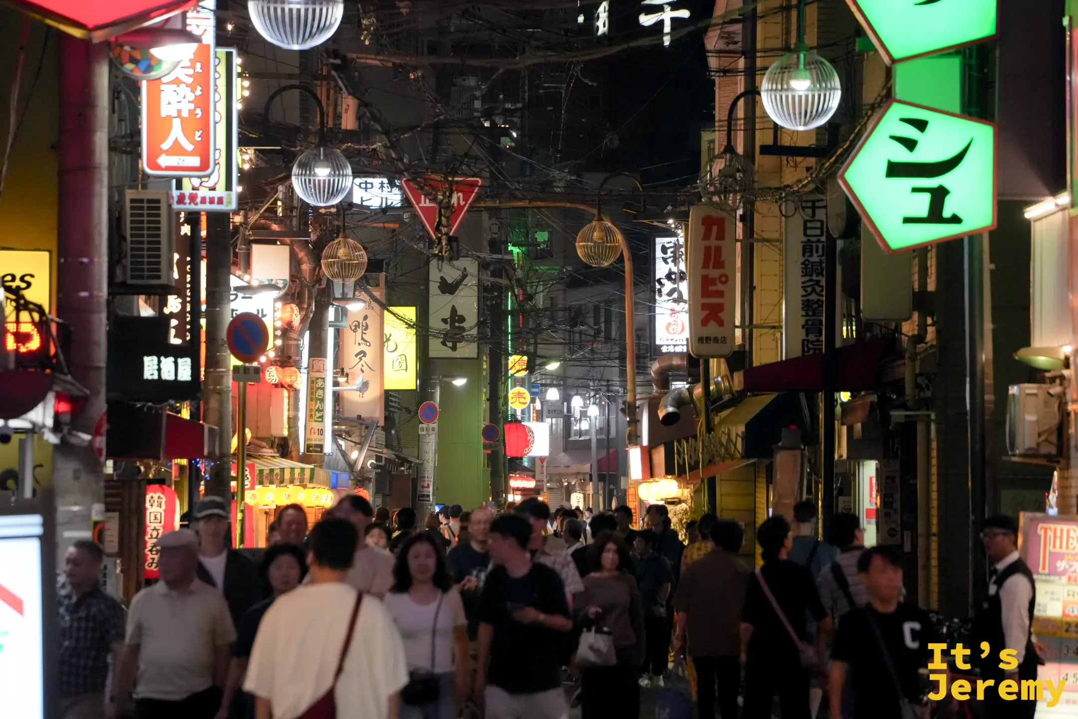 夜晚路上的人潮