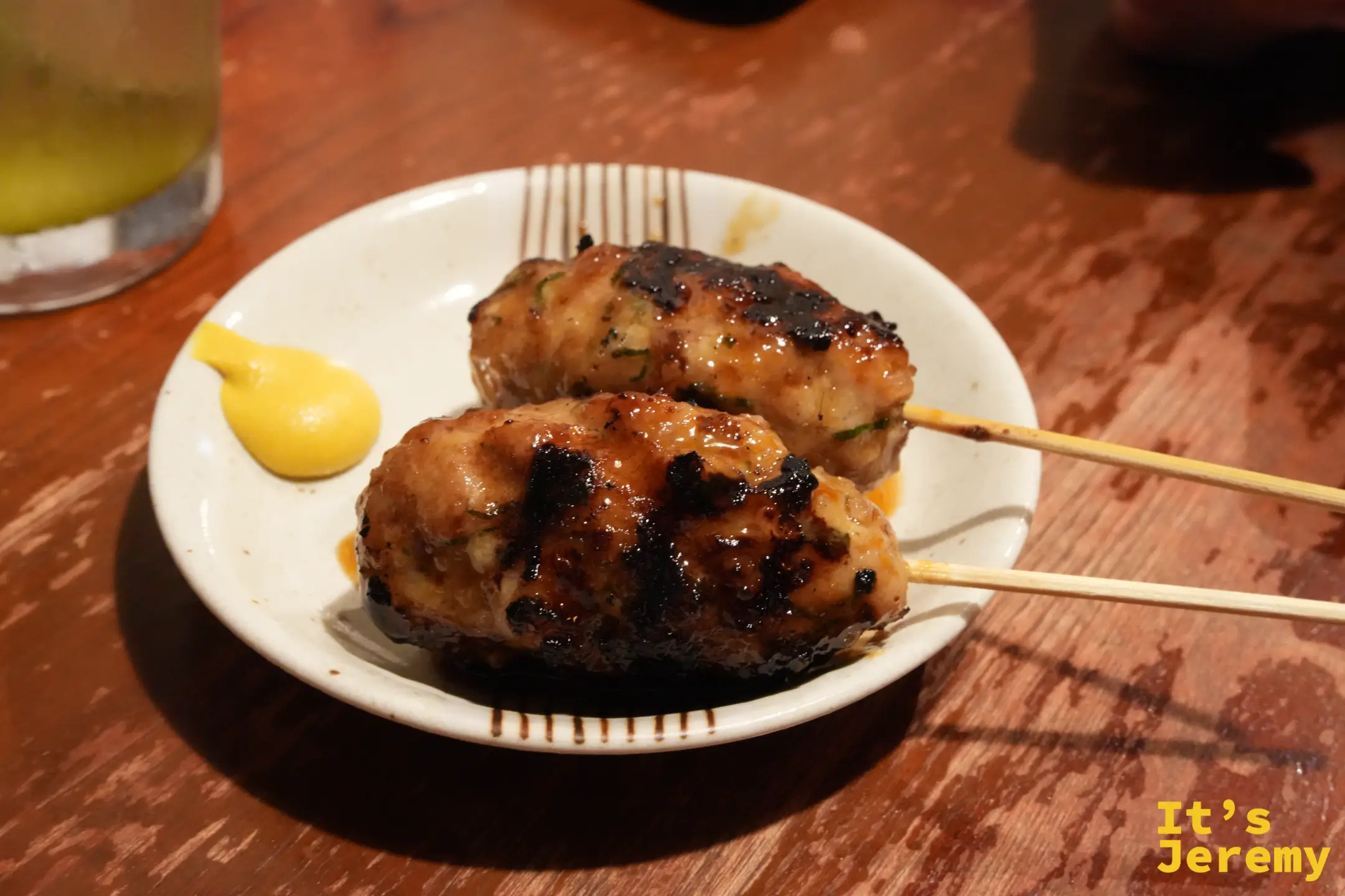 附黃芥末的特製雞肉丸串