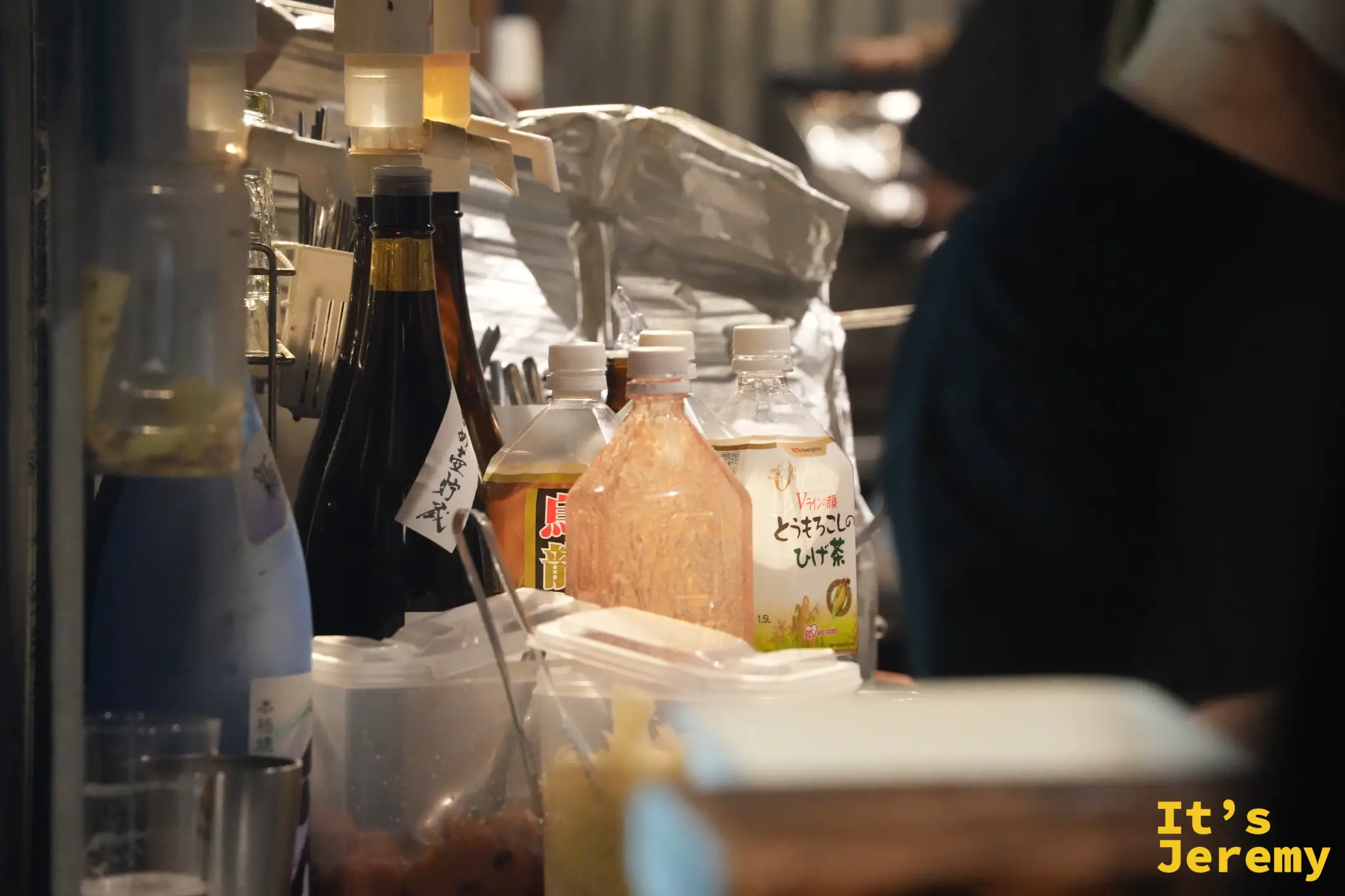 吧台上的醬料瓶與酒瓶