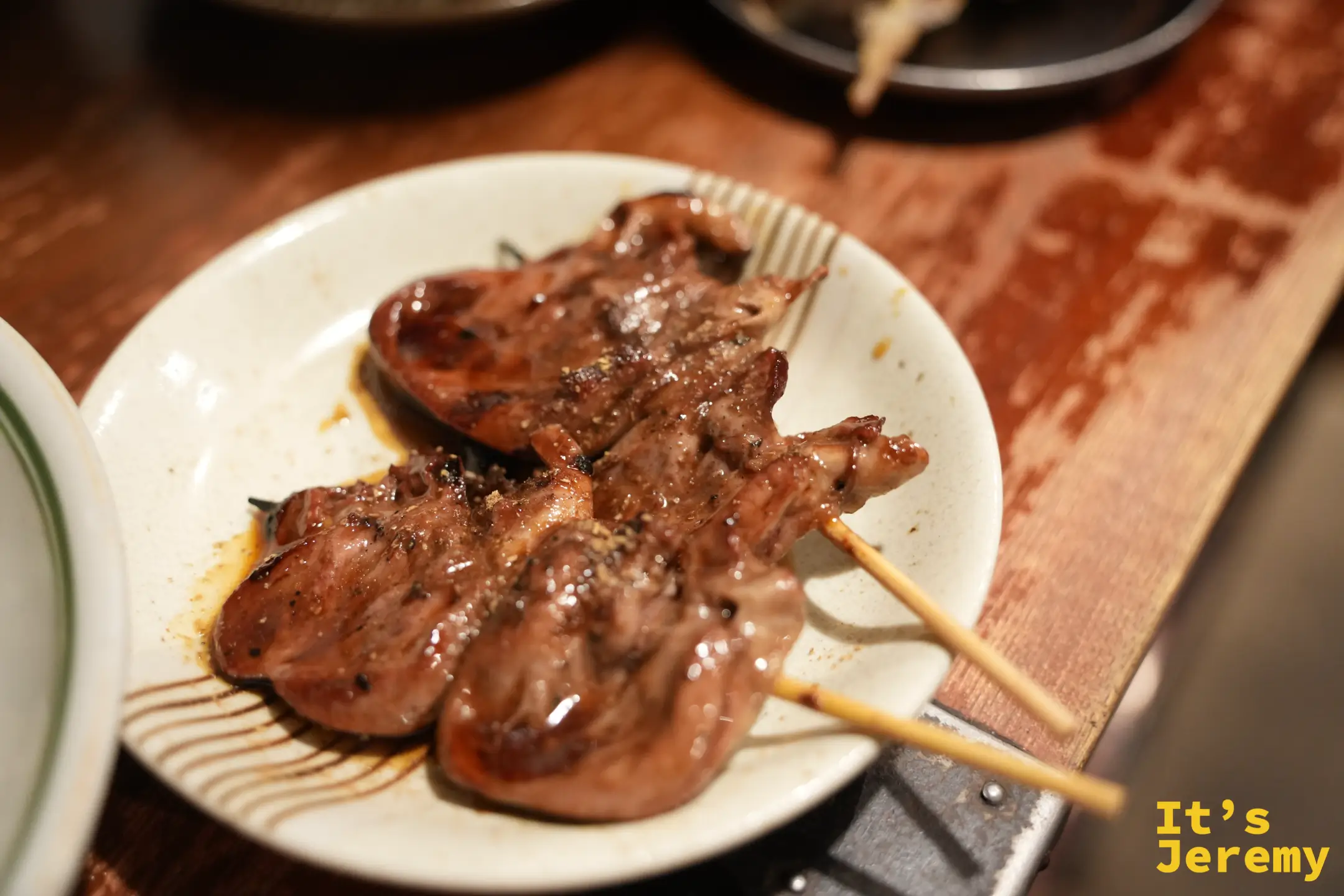稍微炙烤的雞肝串