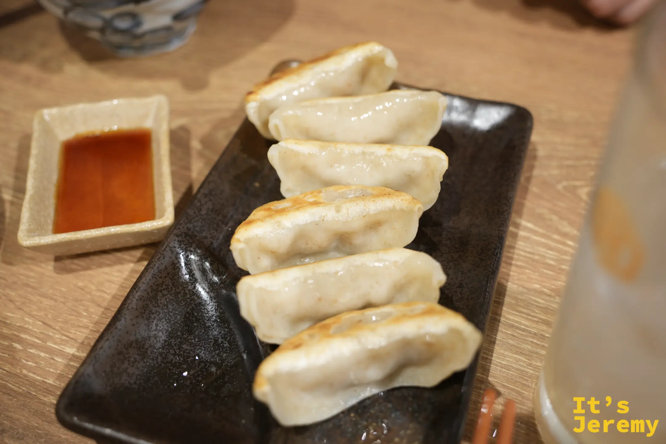 一盤六顆的肉汁焼餃子