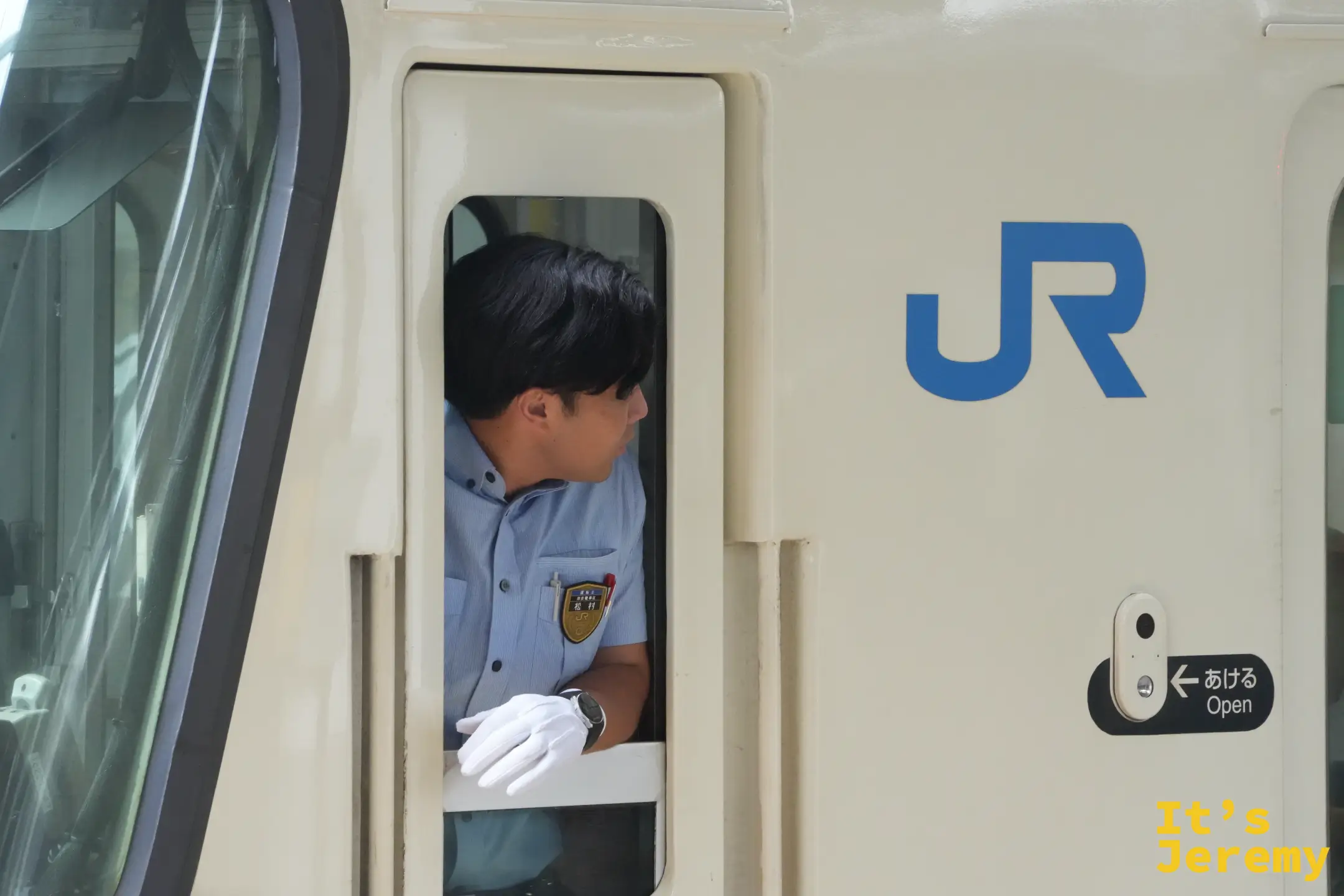 車掌探出車廂做關門前的確認