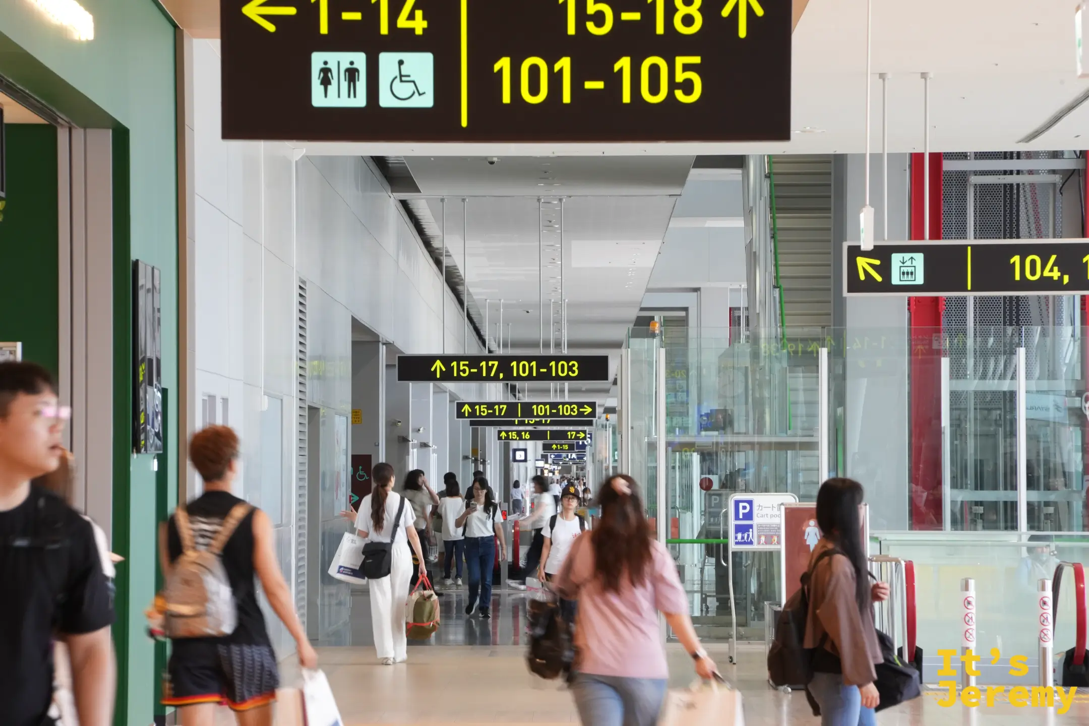 航廈裡人來人往的旅客