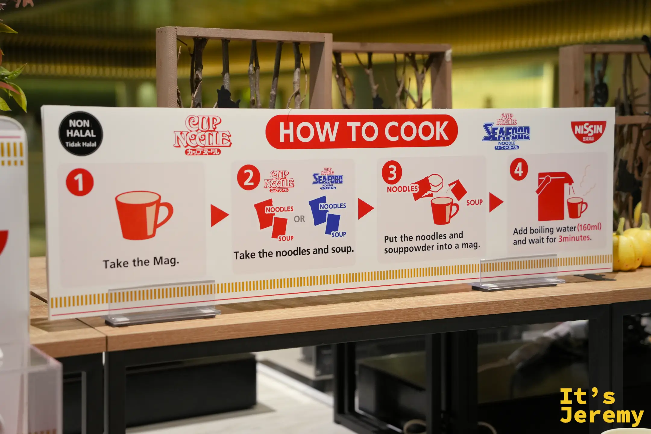 CUP NOODLE 泡法看板，四個步驟圖示