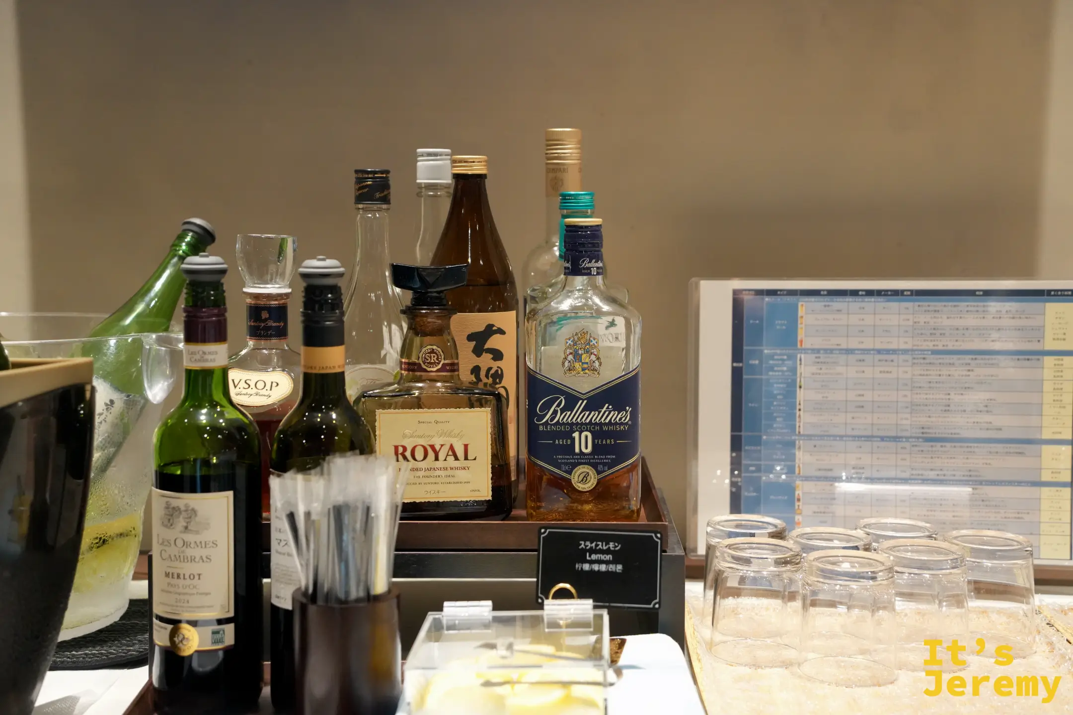 吧台上的紅酒、白蘭地與威士忌，旁邊放著玻璃杯
