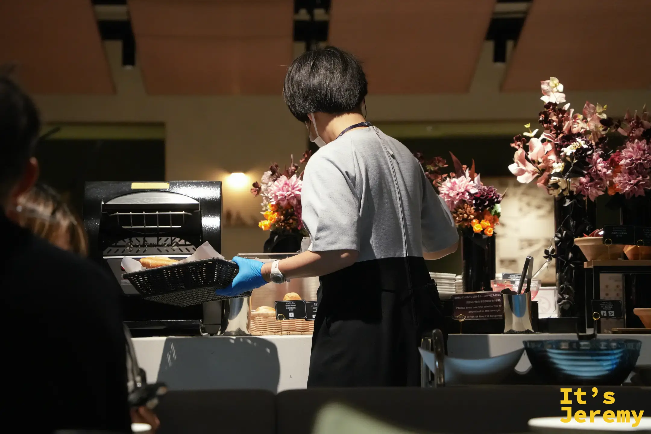 工作人員在取餐區補充餐點