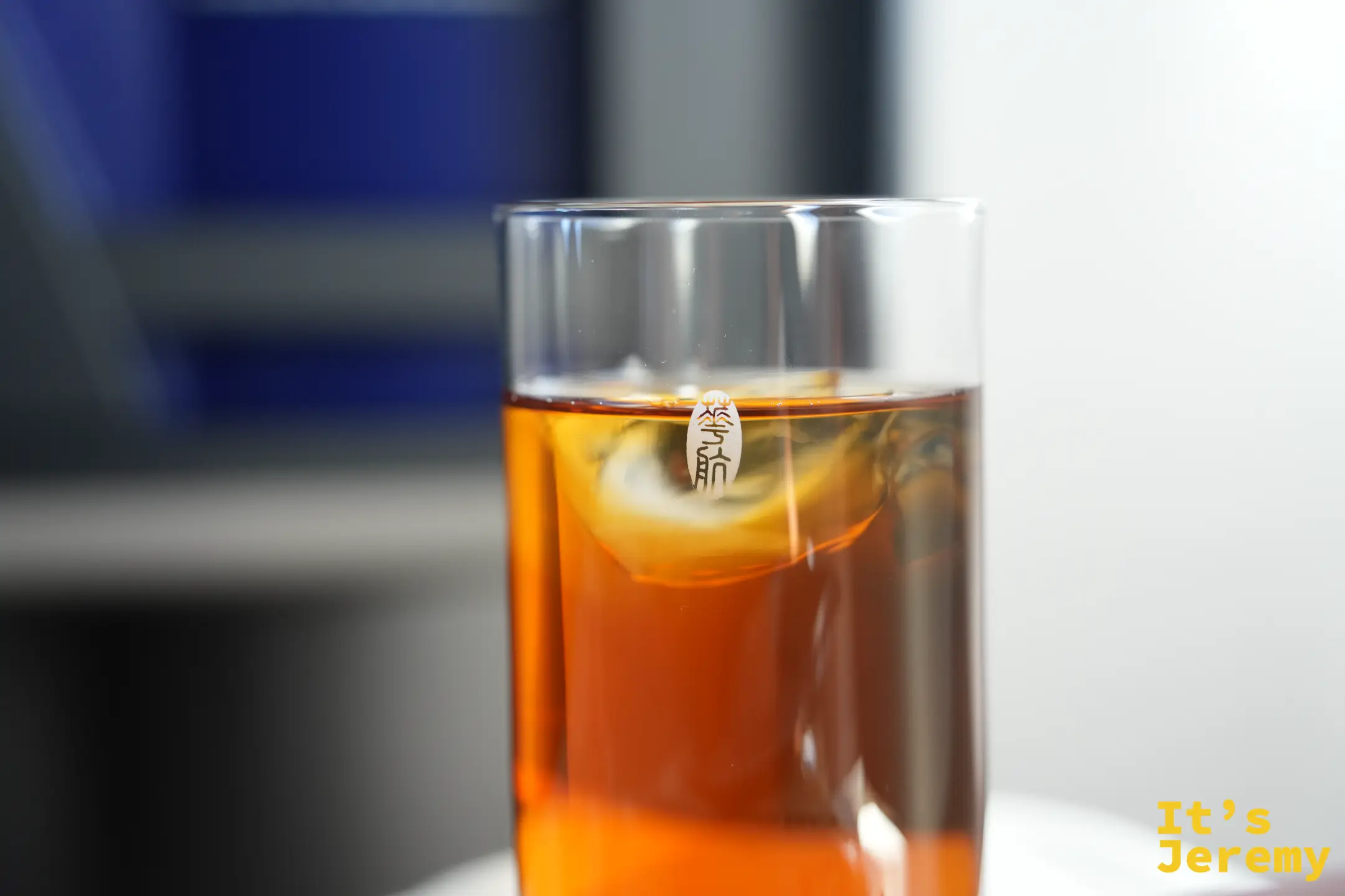 印有華航 Logo 的水杯