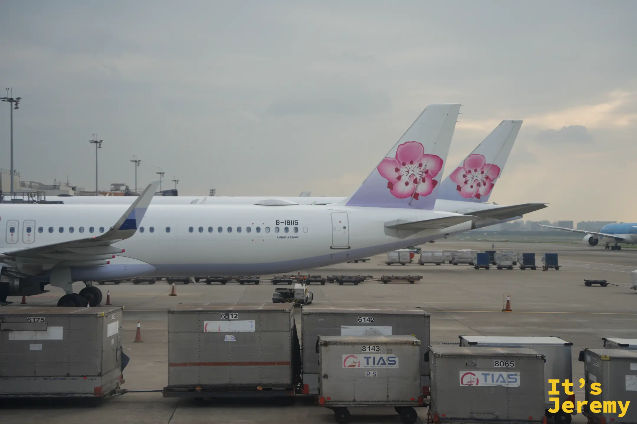 停在機坪的華航班機