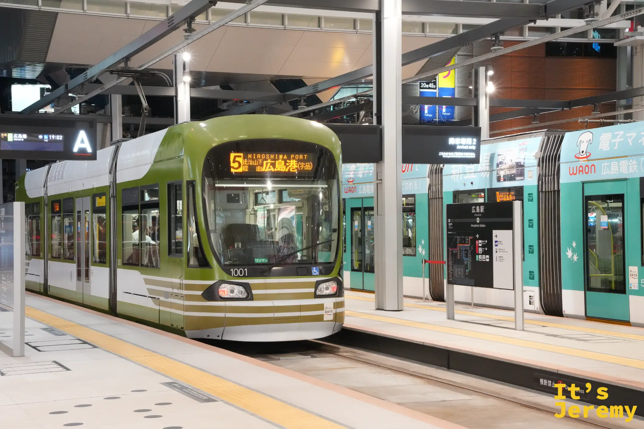 在 minamoa 2 樓進站的廣島電鐵路面電車