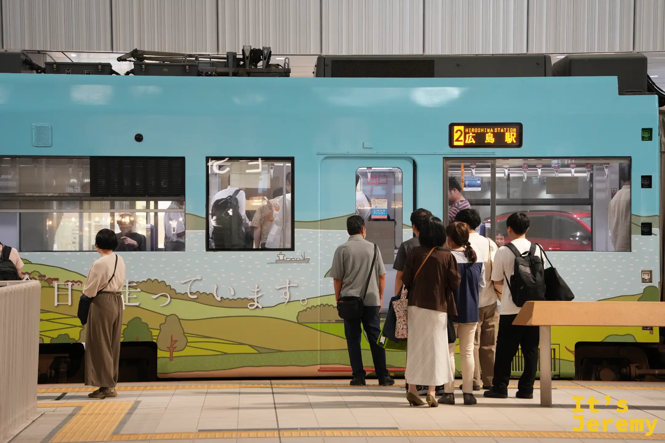 等著搭上路面電車的下班下課人潮