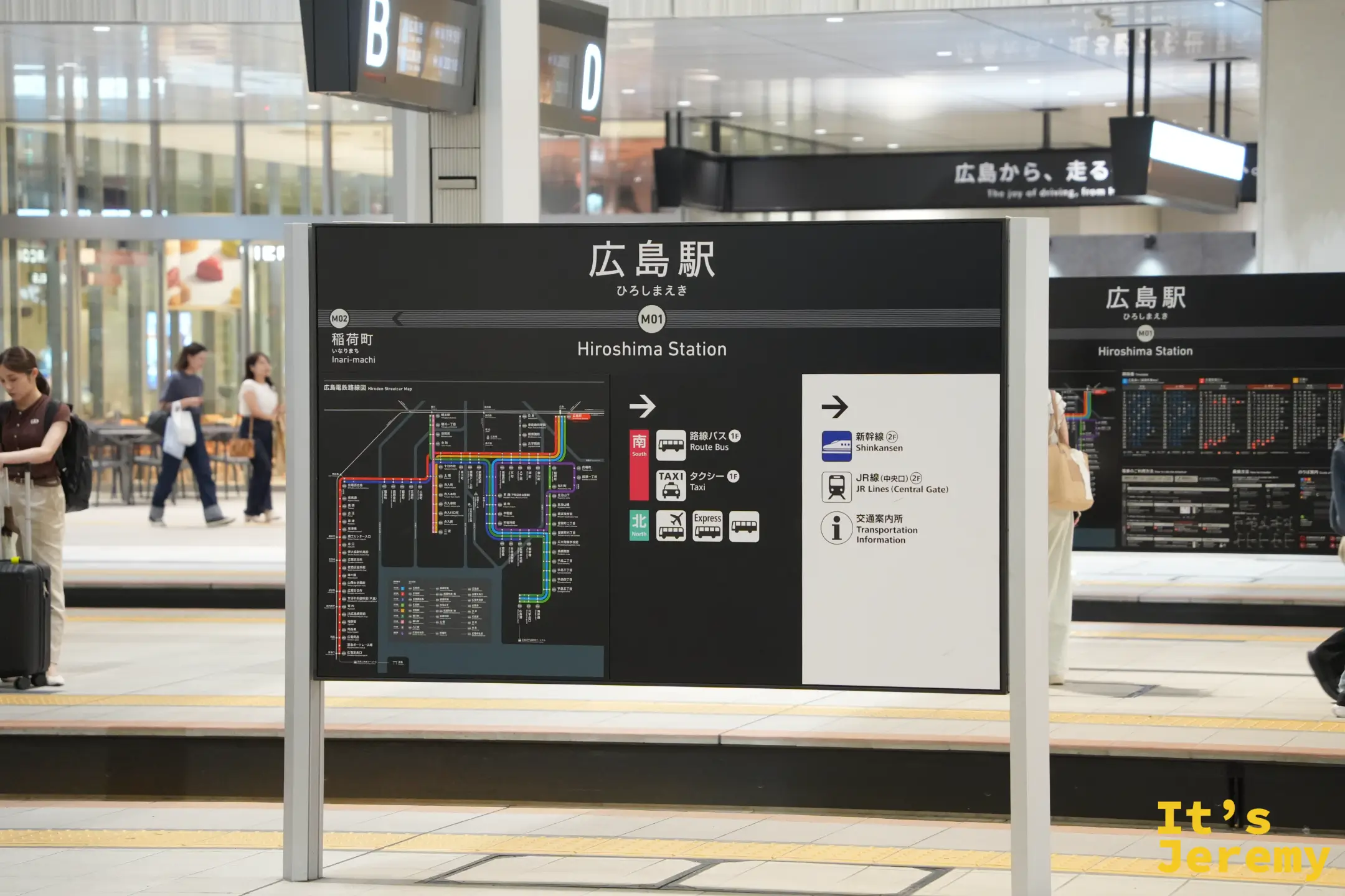 路面電車廣島站的站名牌與路線圖