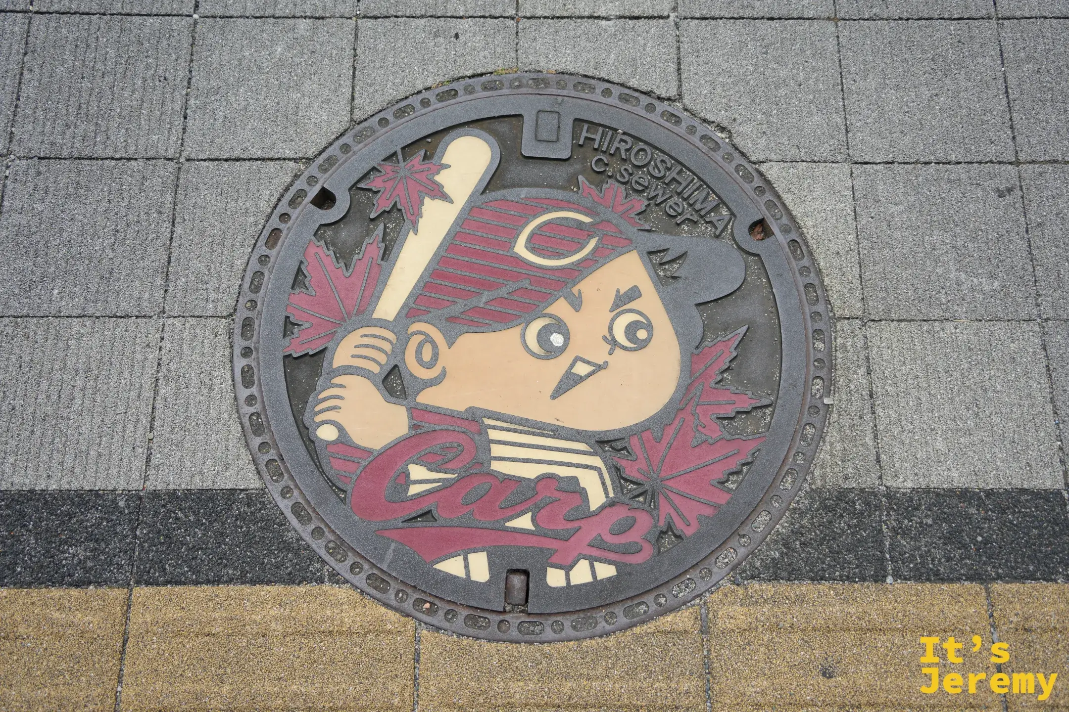 印有廣島東洋鯉魚隊圖案的人孔蓋