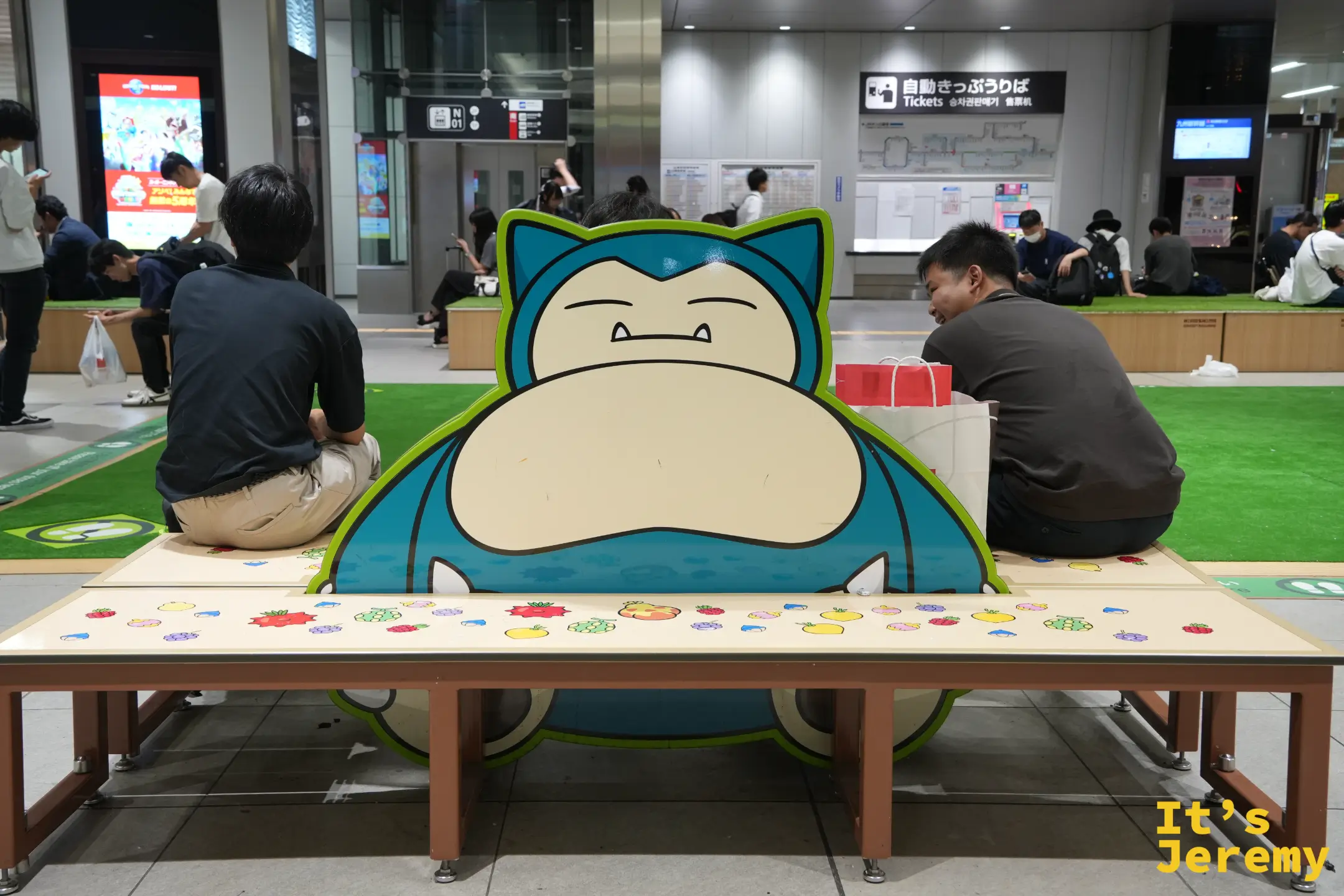 廣島站一樓大廳的卡比獸造型座椅