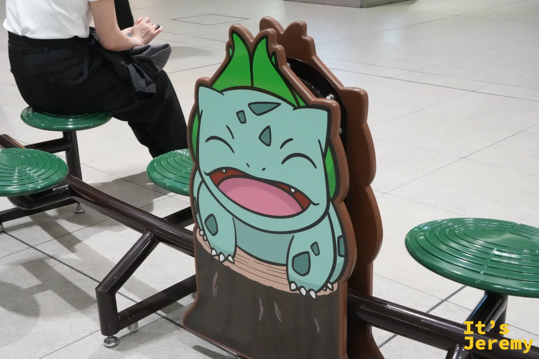 廣島站一樓大廳的妙蛙種子造型座椅