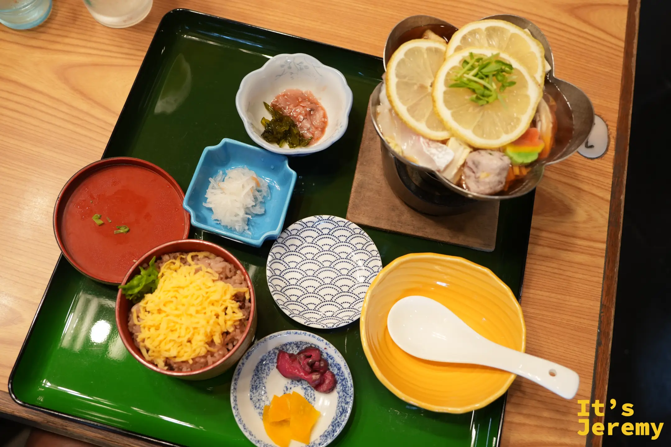 千鳥的檸檬鍋套餐整盤上桌
