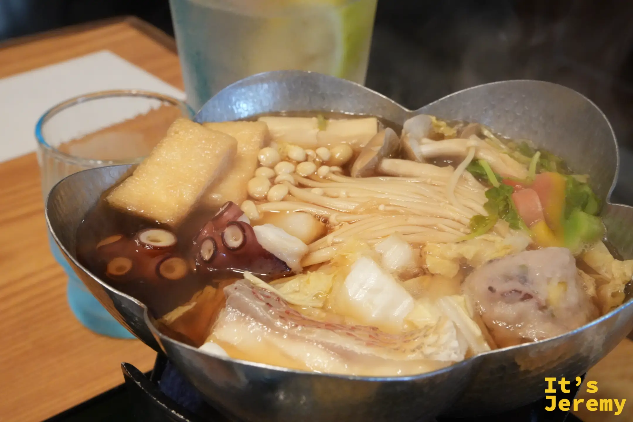 撈掉檸檬後的檸檬鍋，有章魚腳、油豆腐、蛤蜊和白肉魚