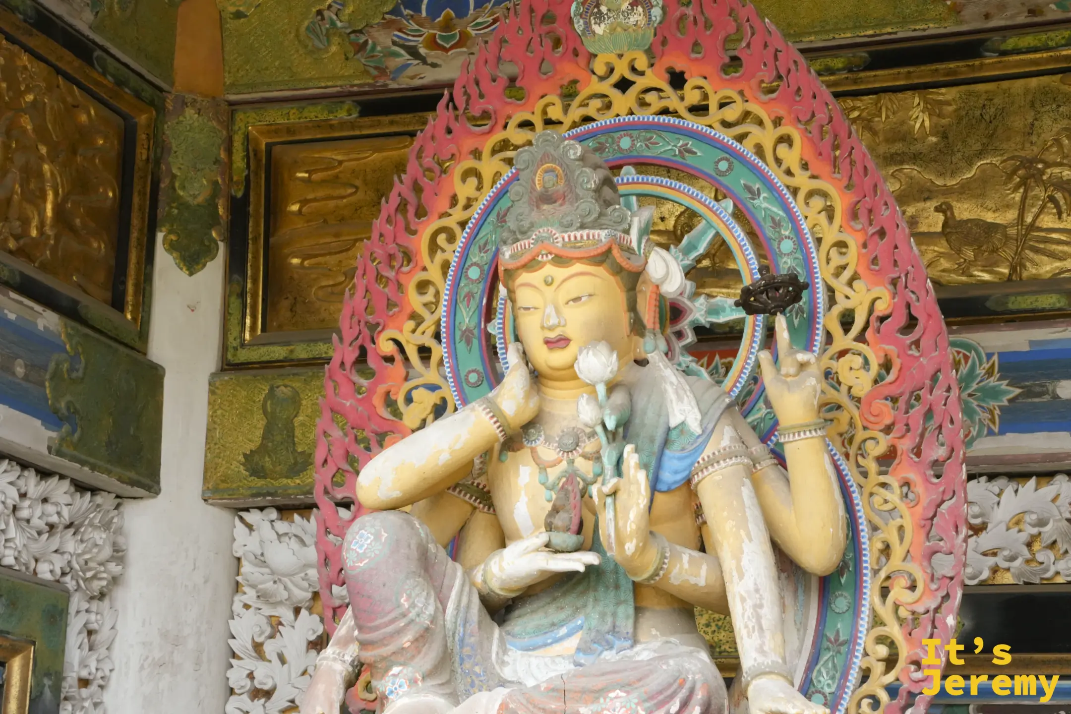 耕三寺園內的另一尊佛像