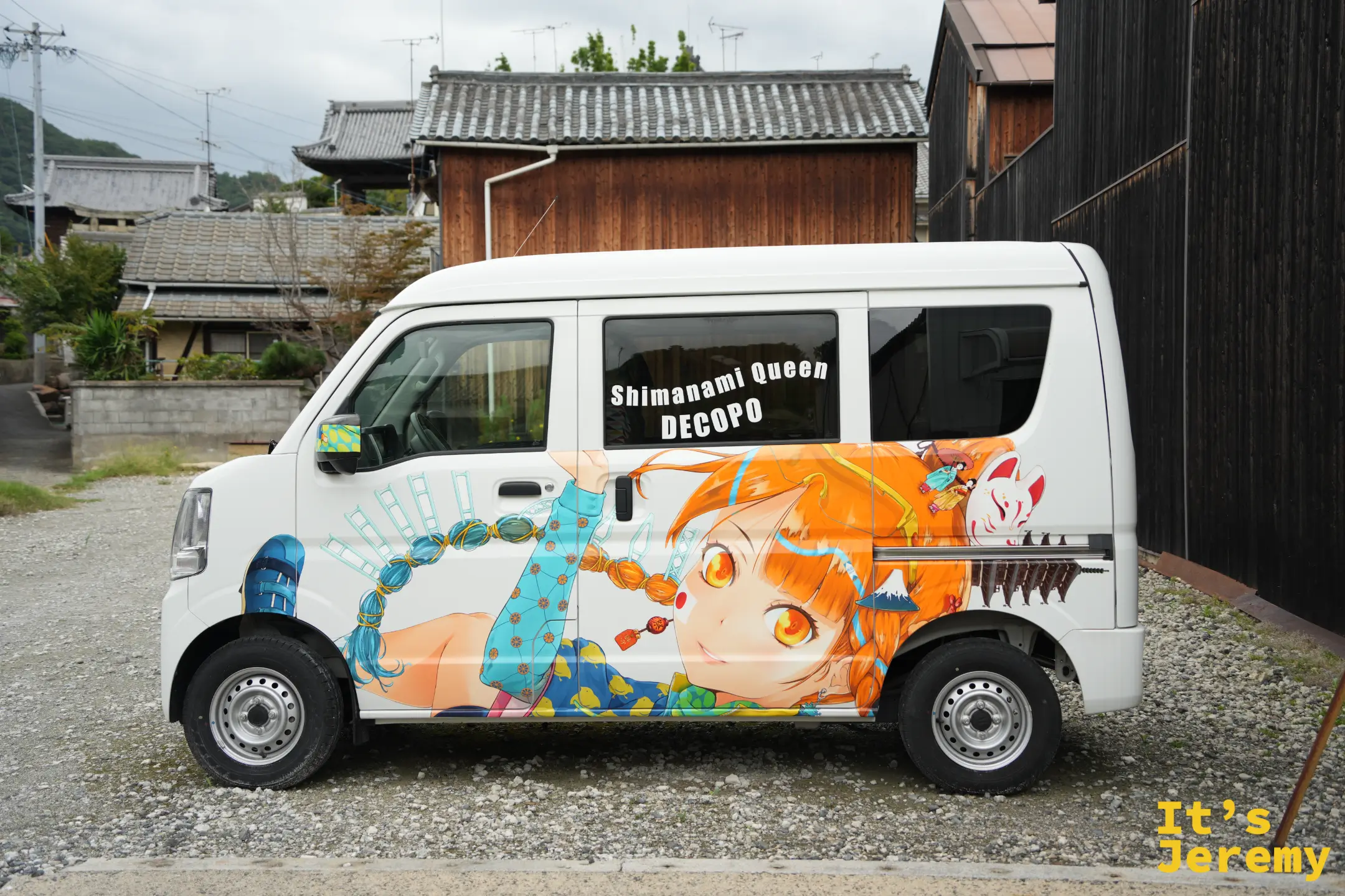 商店街路邊的彩繪車