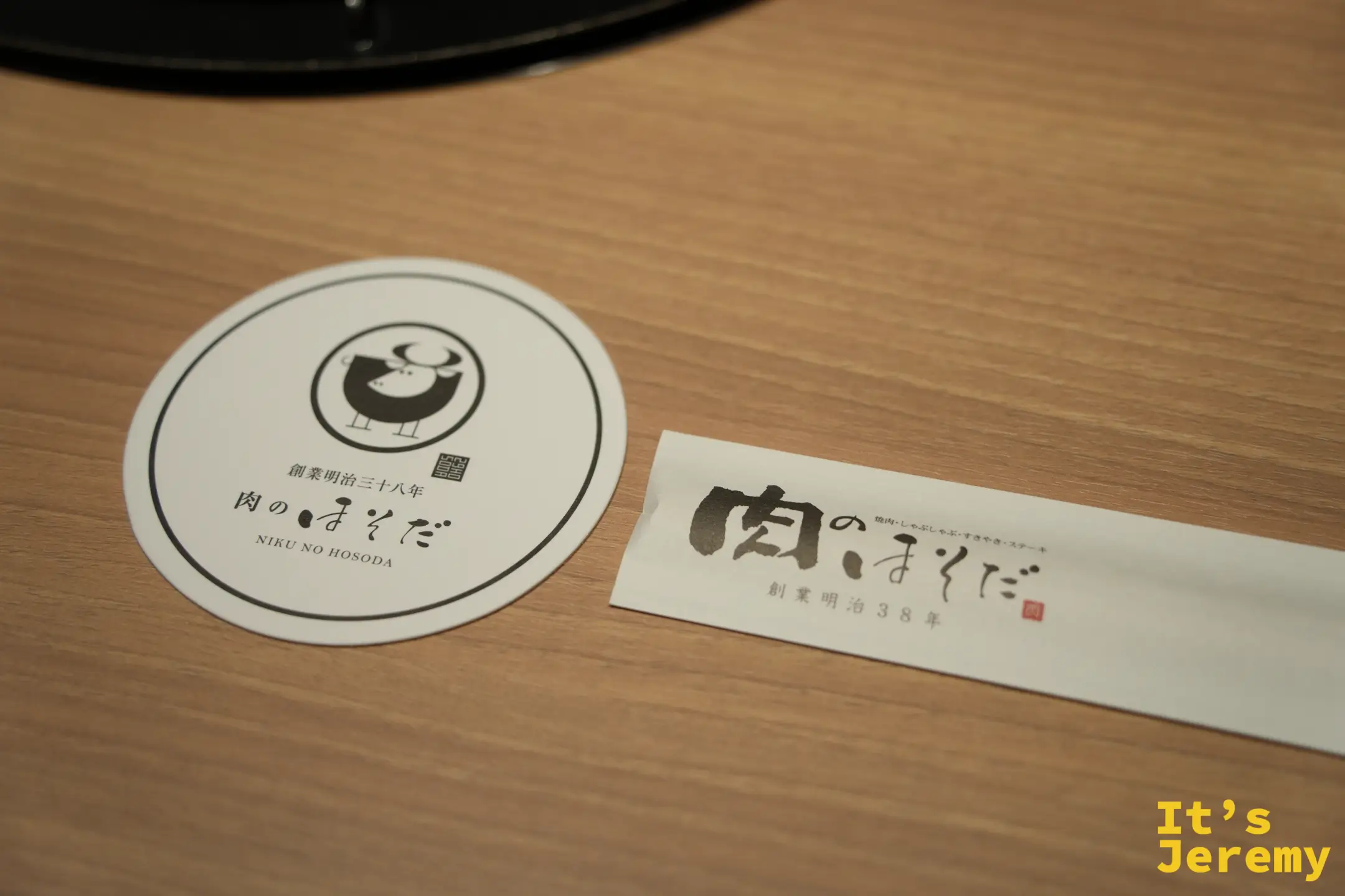 杯墊與筷套擺在桌上