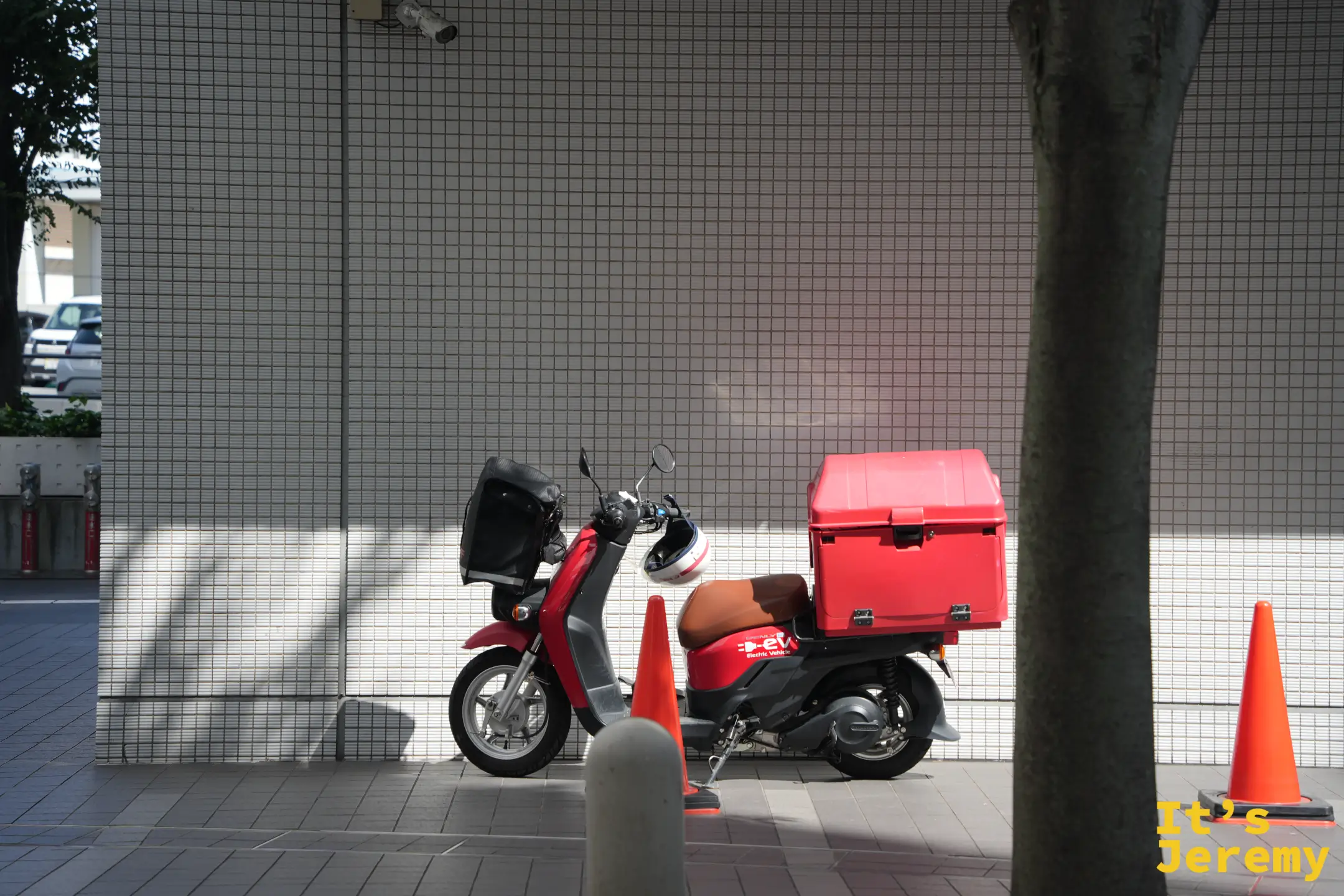 停在路邊的郵務士機車