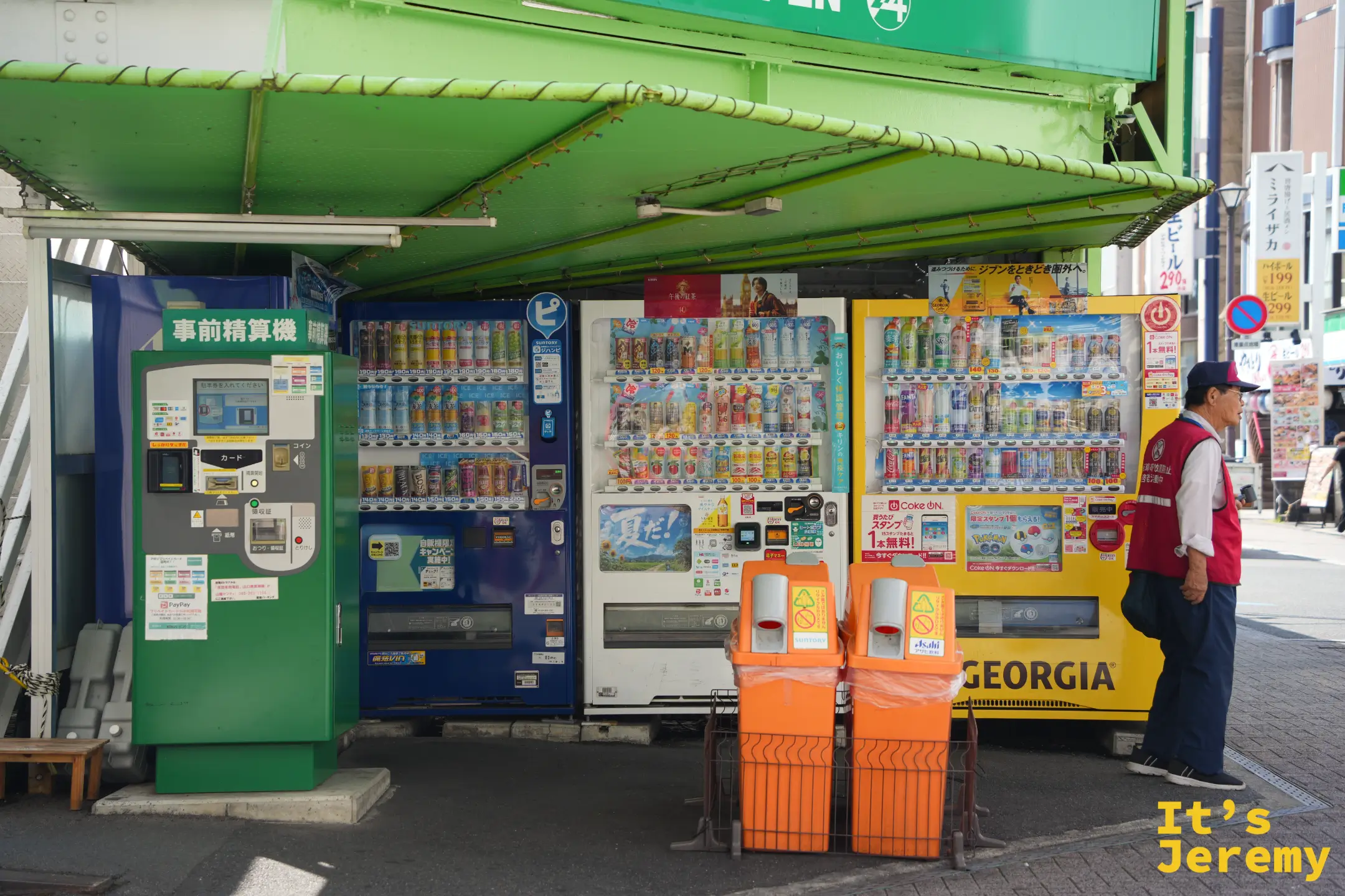 路旁顏色繽紛的販賣機