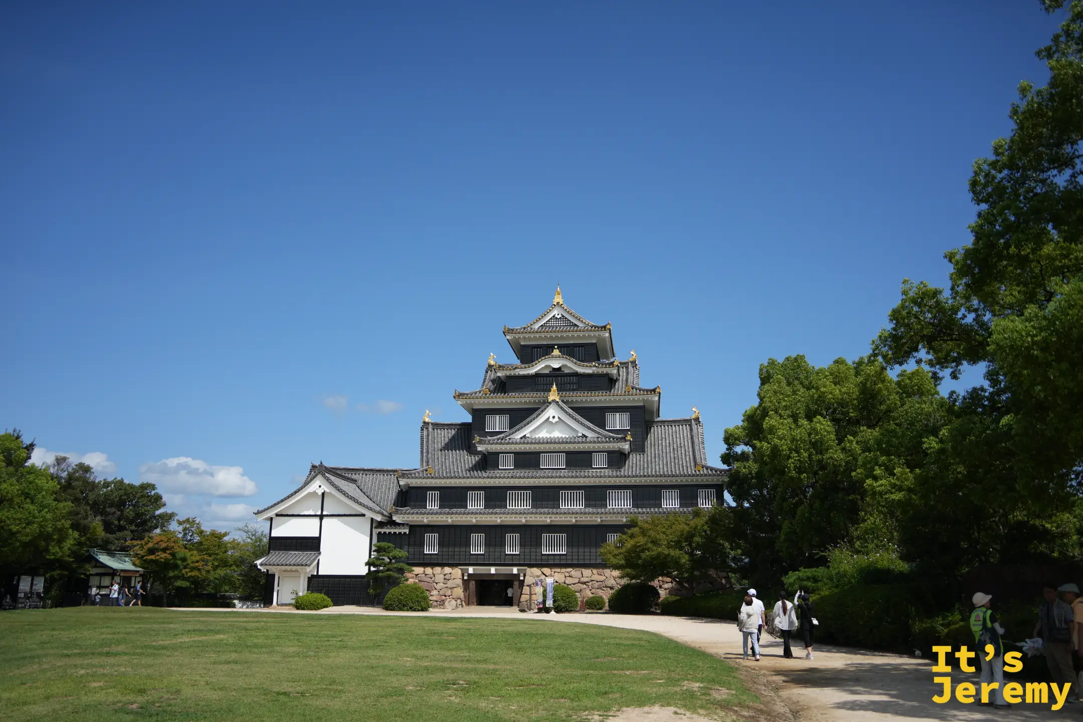 岡山城與前方的草皮廣場