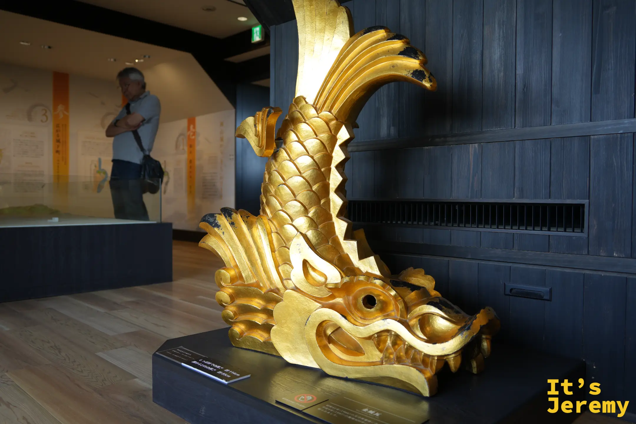 天守閣展出的金鯱斜拍