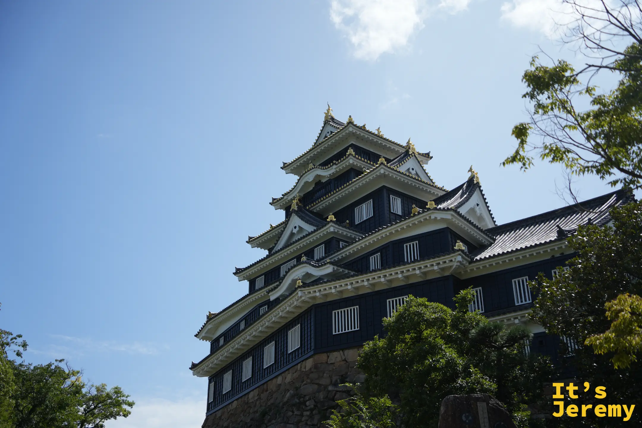 藍天下的岡山城